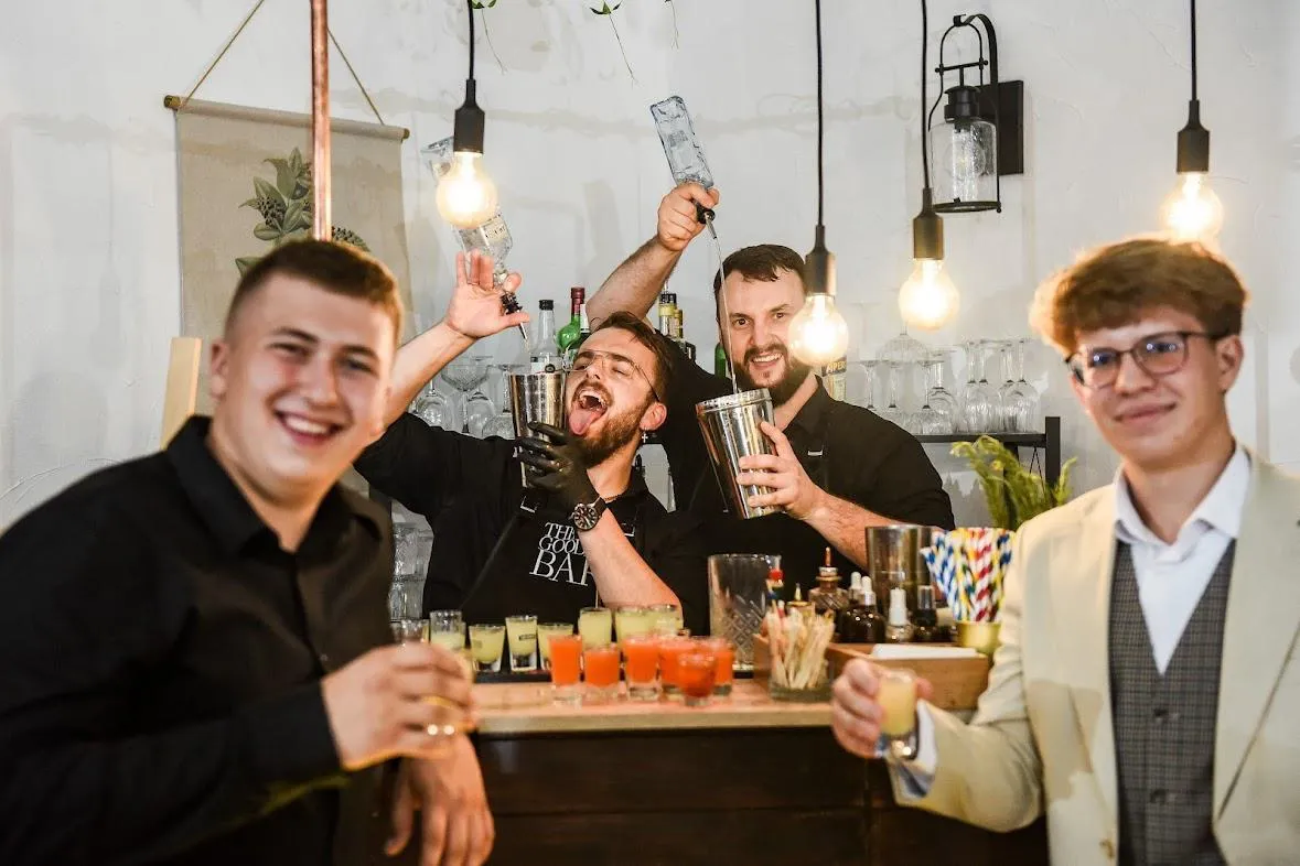 Drink bar na weselu z barmanem zachwycającym gości podczas pokazu.