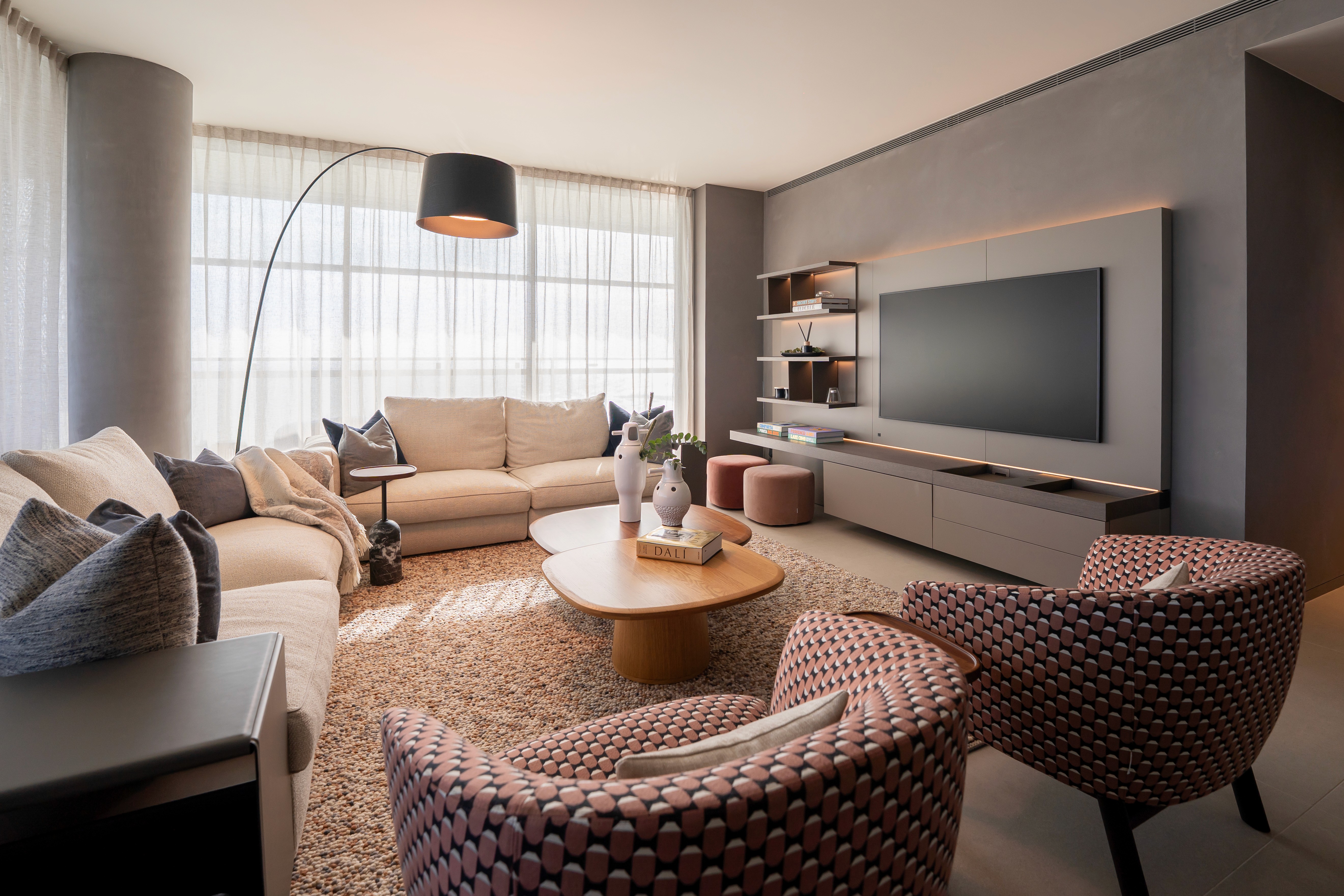 Sala de estar moderna con abundante luz natural