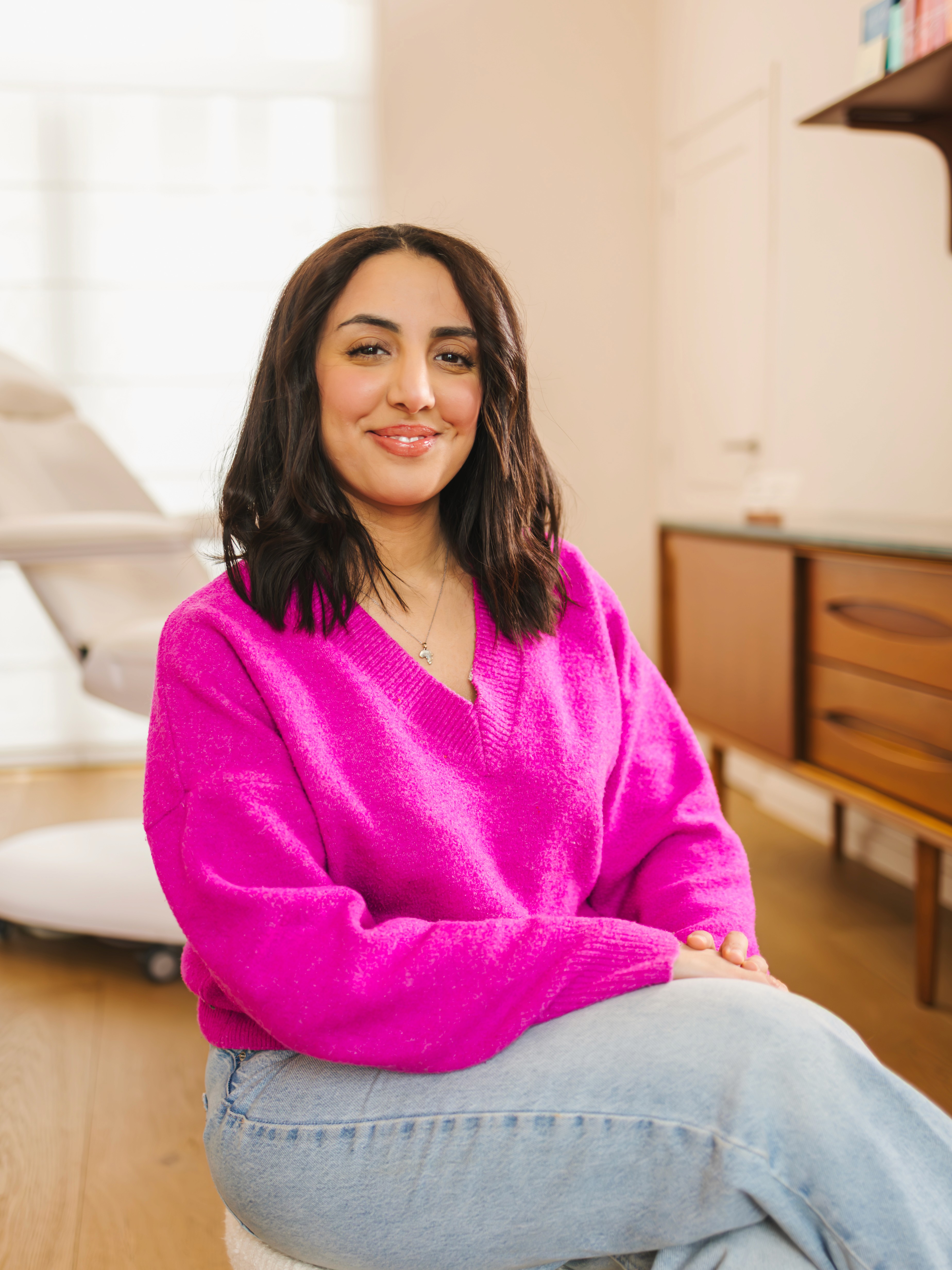 Esthetisch verpleegkundige Yassmin Boualam in de thuispraktijk van Dr. Cuveele.