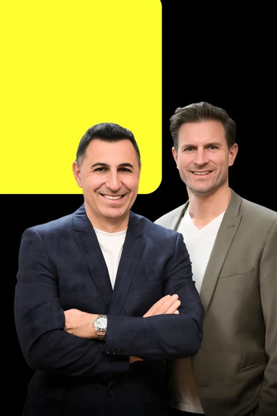 Professioneller Berater im Anzug vor gelb-schwarzem Hintergrund – Symbol für Vertrauen, Kompetenz und moderne Unternehmensberatung