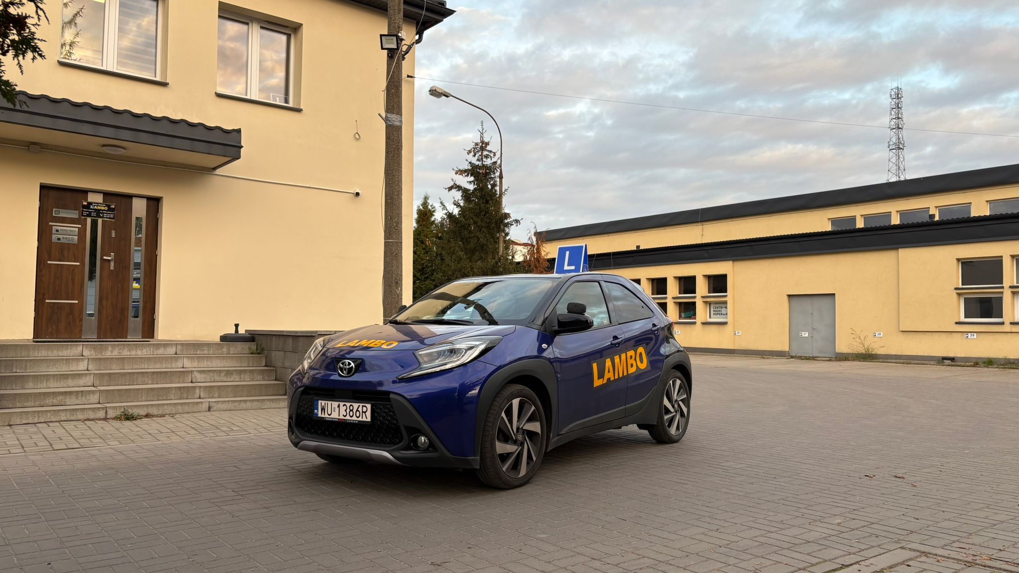 Samochód OSK Lambo wykorzystywany w kursach na prawo jazdy