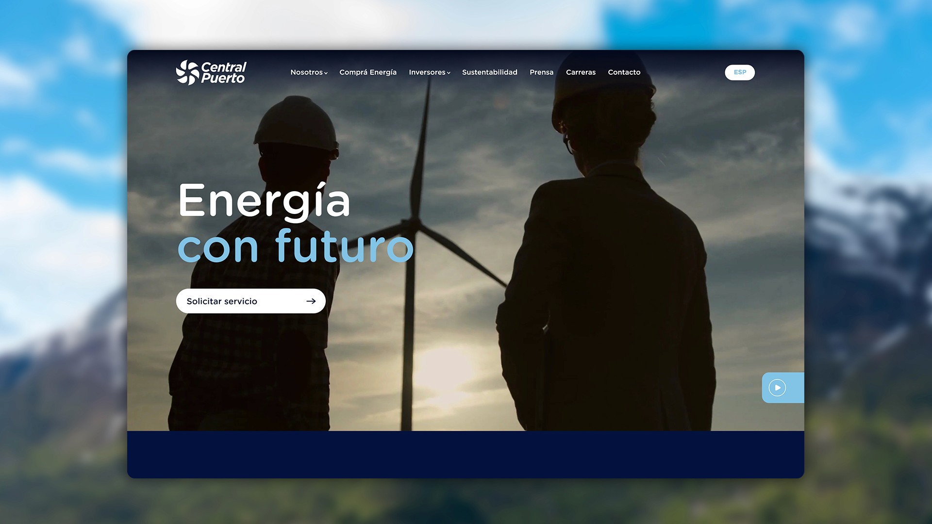 Siluetas de personas frente a montañas y una turbina eólica, enfatizando el concepto de energía limpia y renovable.