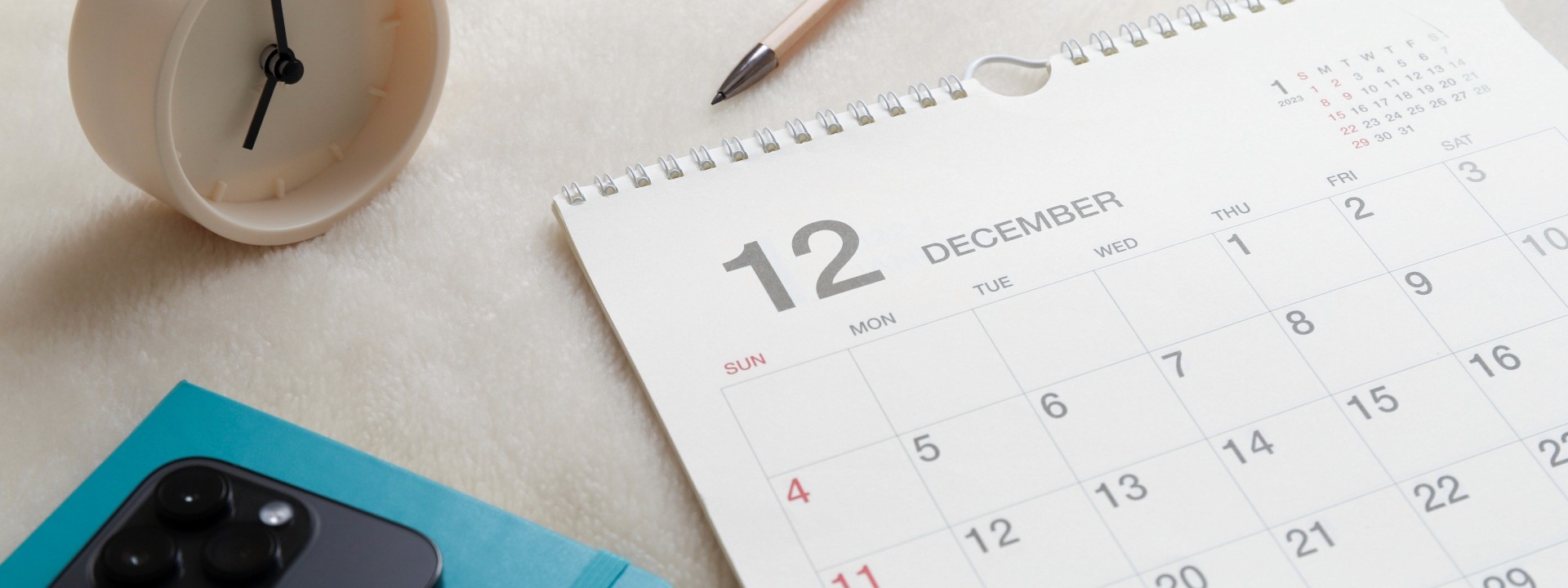 時計とスケジュール帳が並んでいる画像