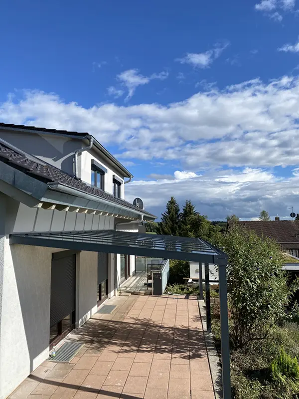 Terrassendach aus Aluminium mit Glasdach und Blick ins Grüne