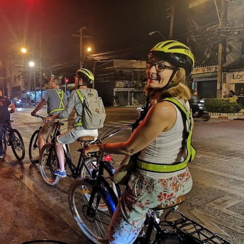 曼谷的吞武里區在晚上交通不算繁忙。