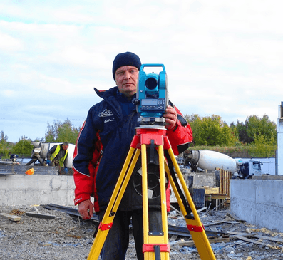 геодезист з обладнанням