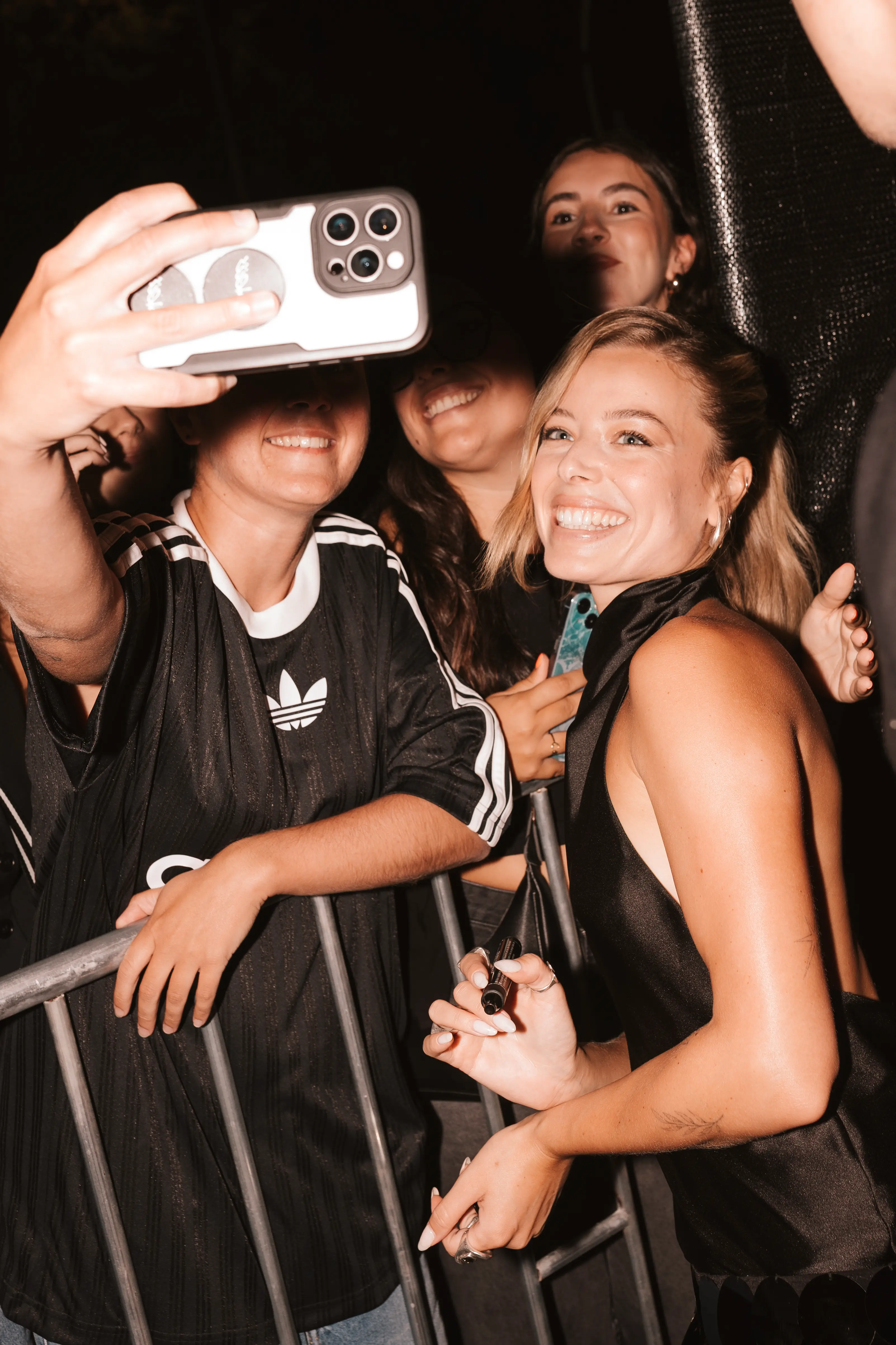 Marina reche haciendose un selfie con un fan 