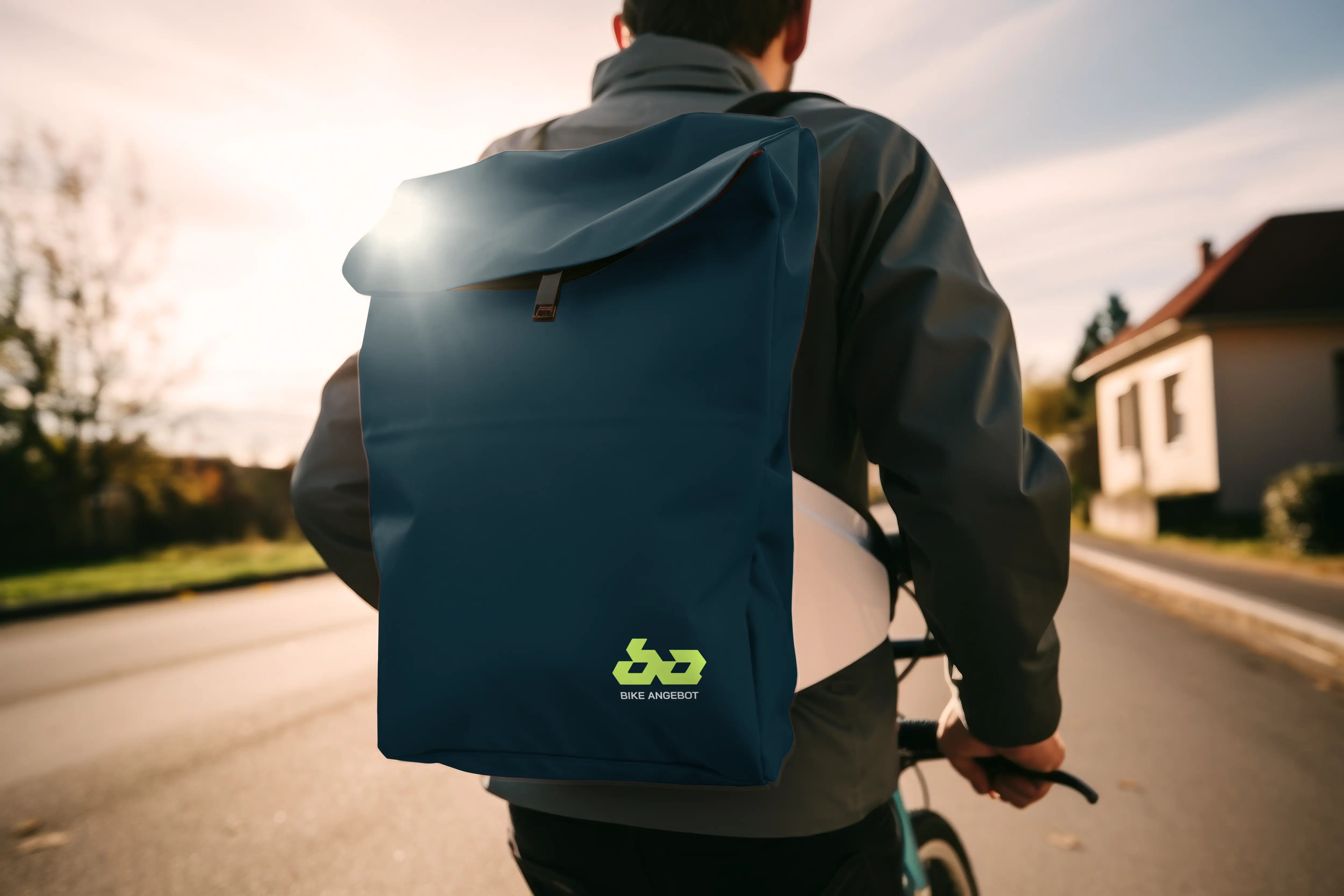 einen Mann, der einen Rucksack mit dem neuen Branding von Bike-Angebot trägt.