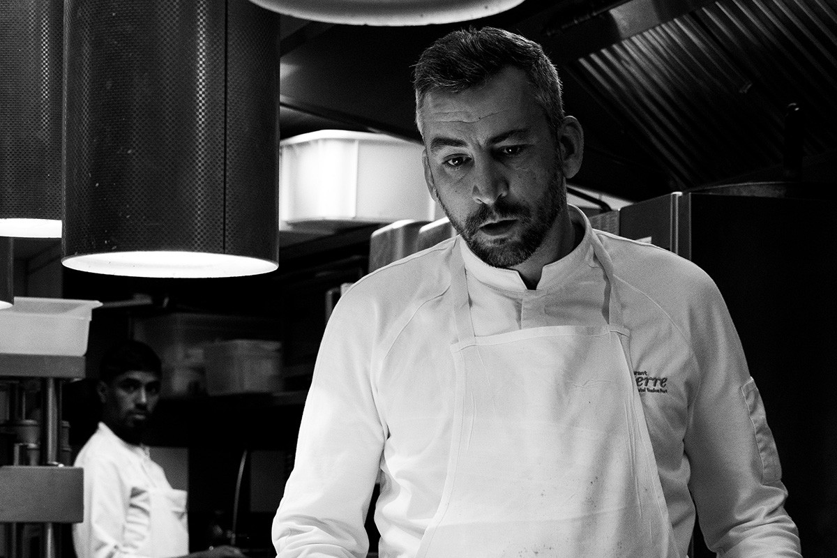 Portrait d'un chef dans sa cuisine