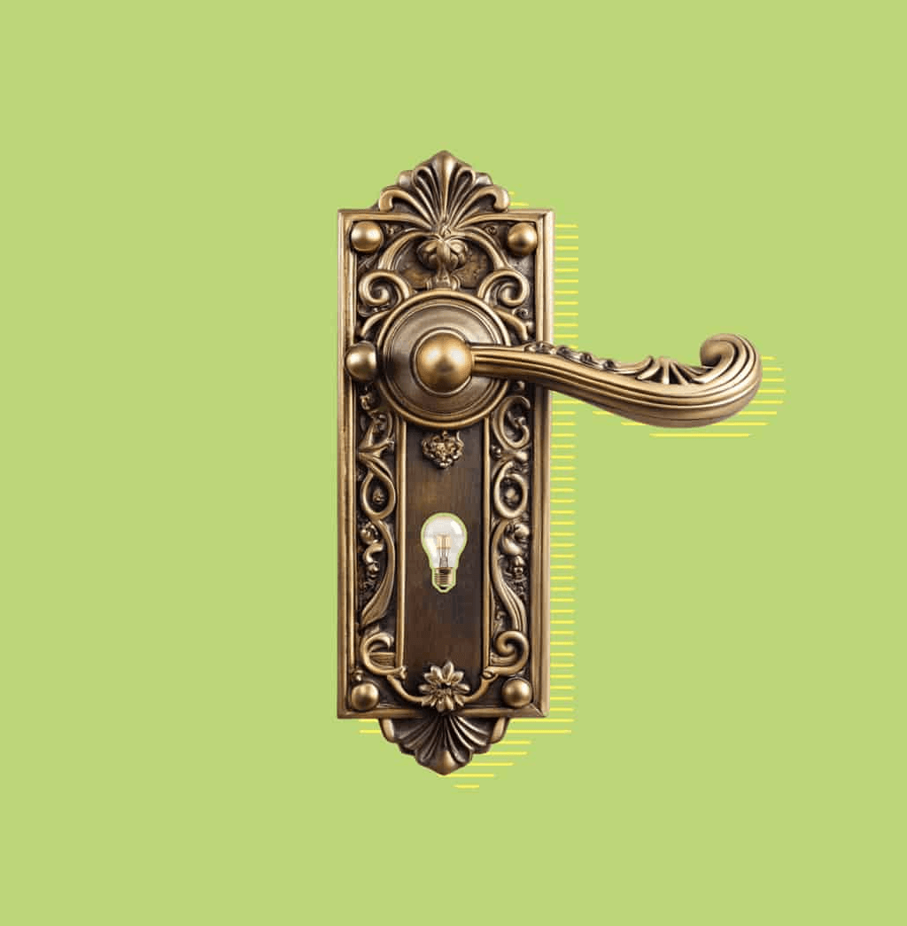 Manija de puerta vintage dorada con detalles ornamentales.