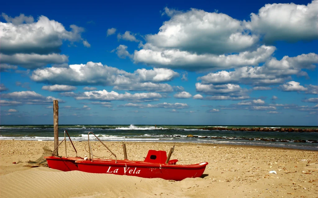 Vakker kystlinje langs Gabicce Mare, Adriaterhavskysten, Italia | Expa Travel
