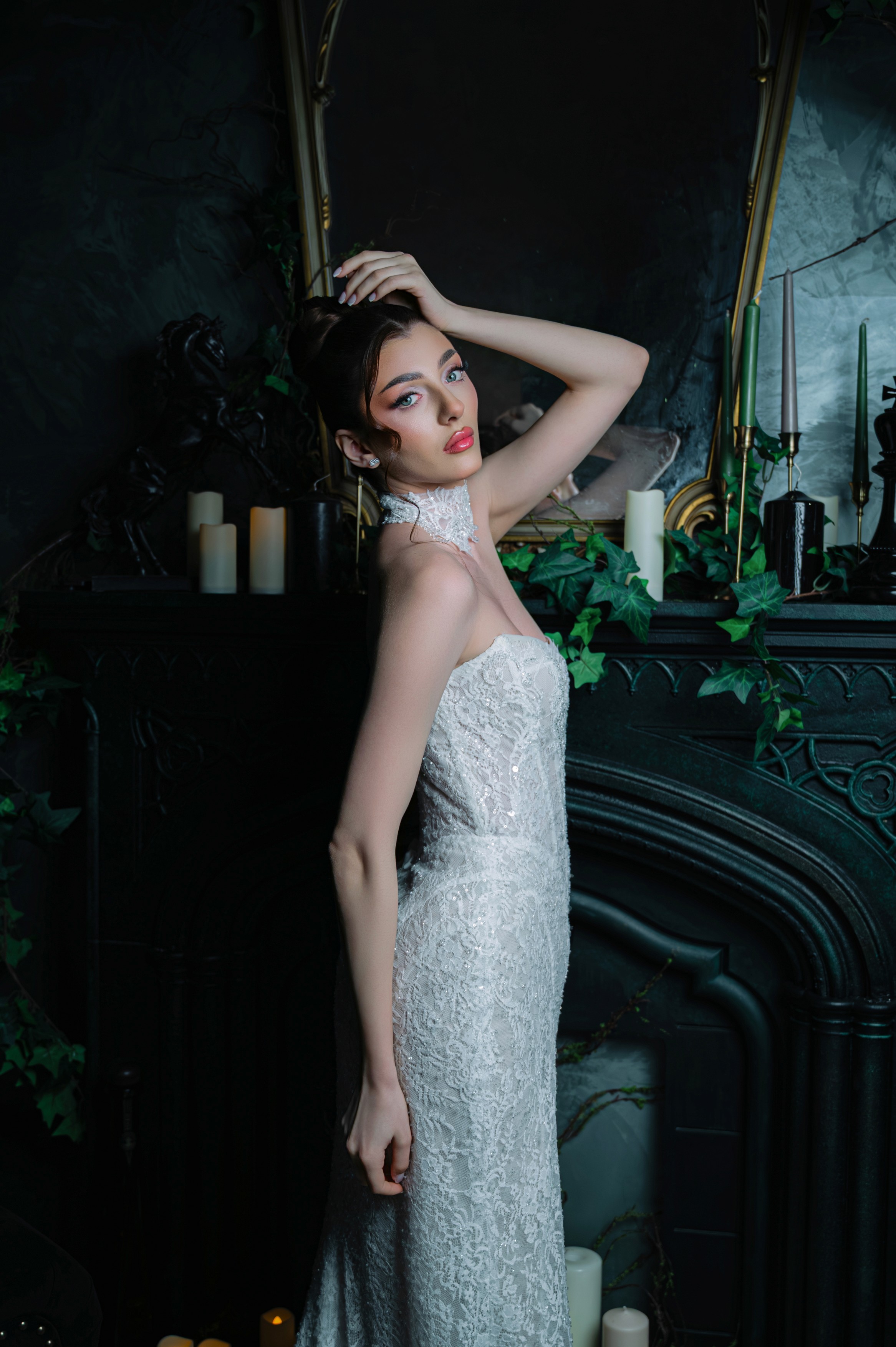 Mireasă într-o rochie elegantă fotografiată într-un decor dark cu elemente botanice, ședință foto bridal în București