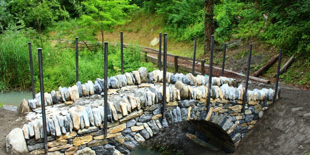 Trockenmauerkunstwerk Brücke von Thomas Murkowsky