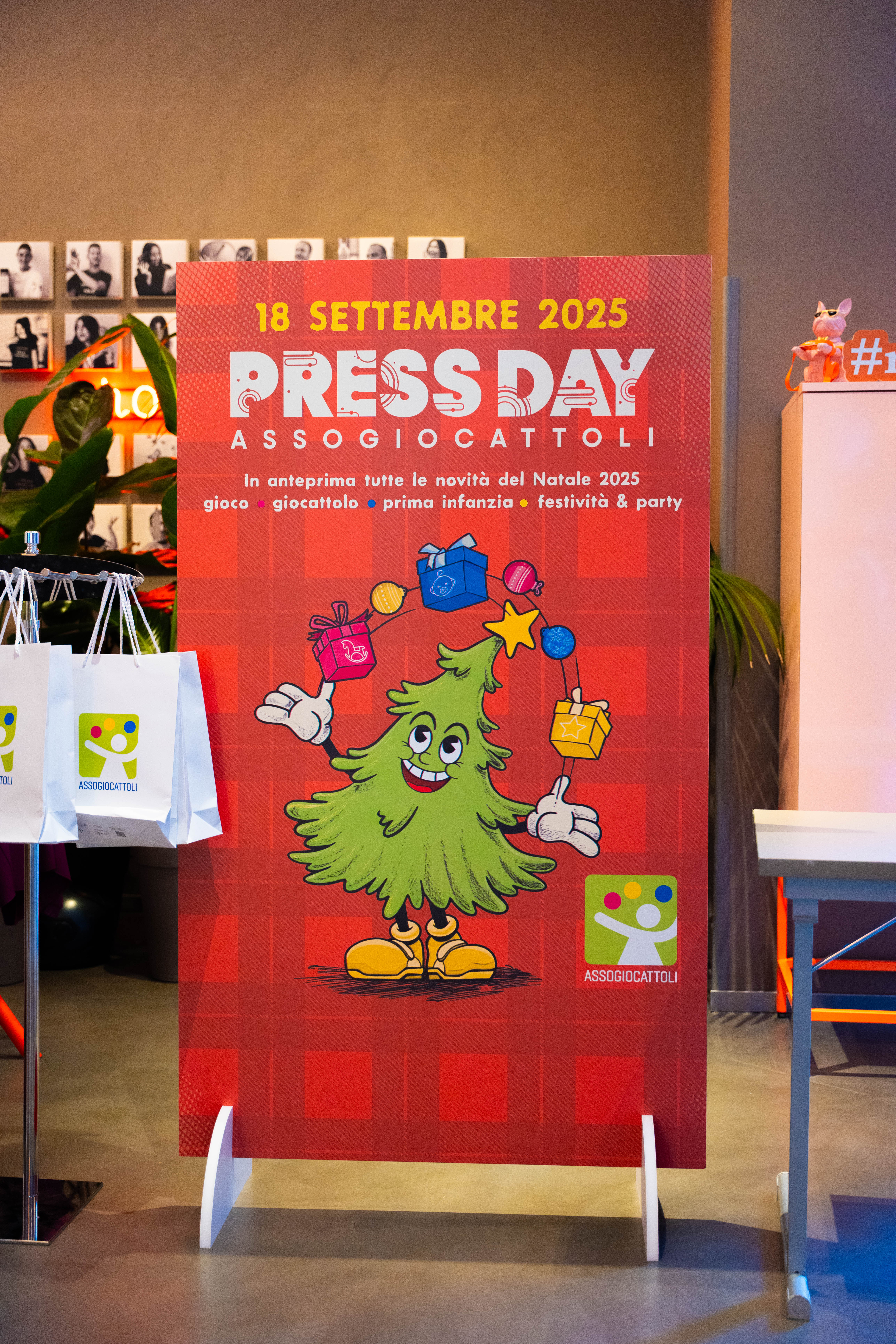 people near TAj Mahal