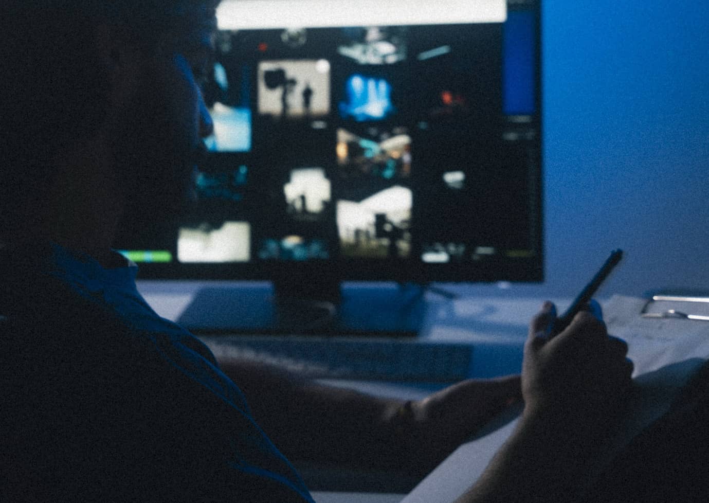Ein Mann, der eine Videostrategie in einer stimmungsvollen Umgebung vorbereitet