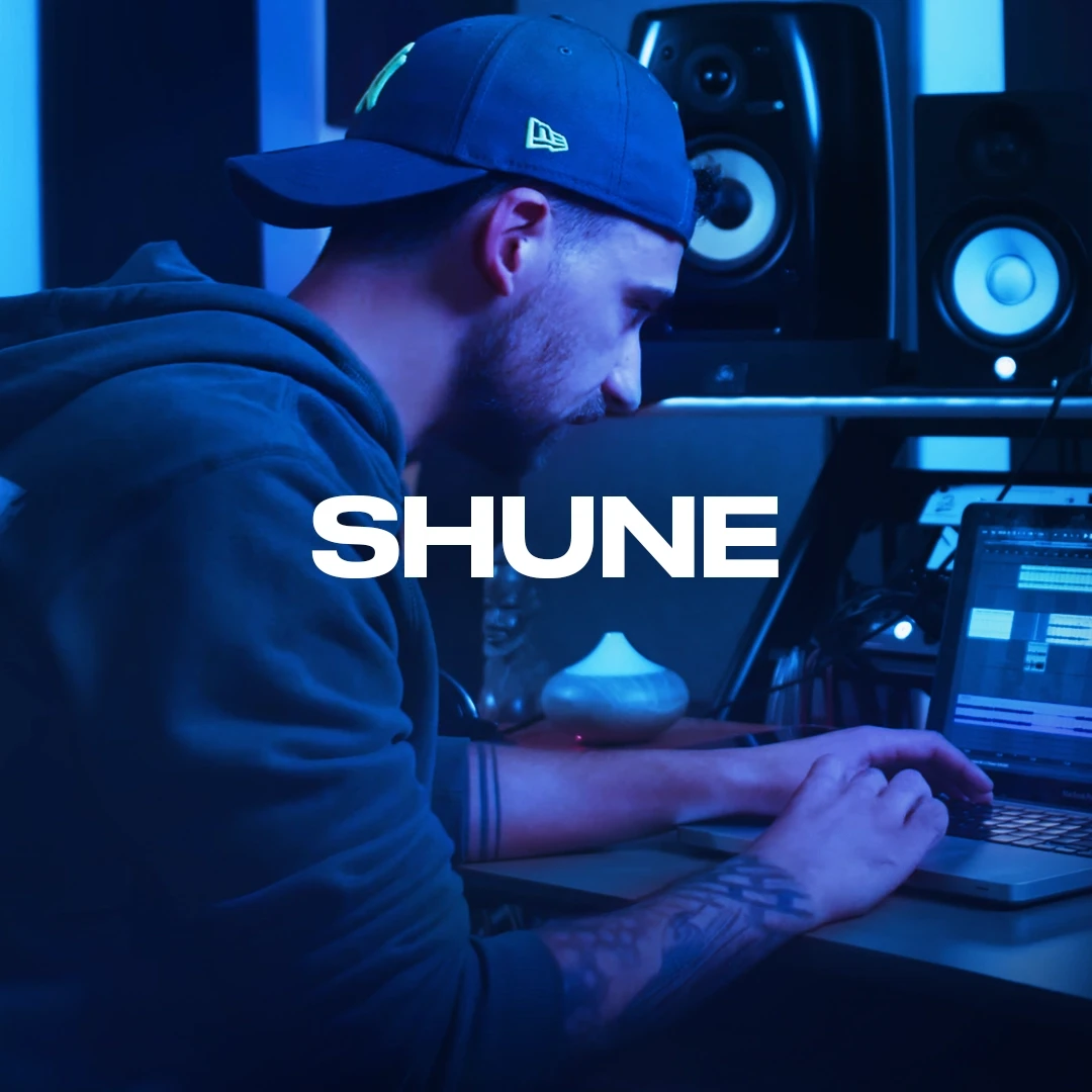 Shune in studio di produzione musicale.