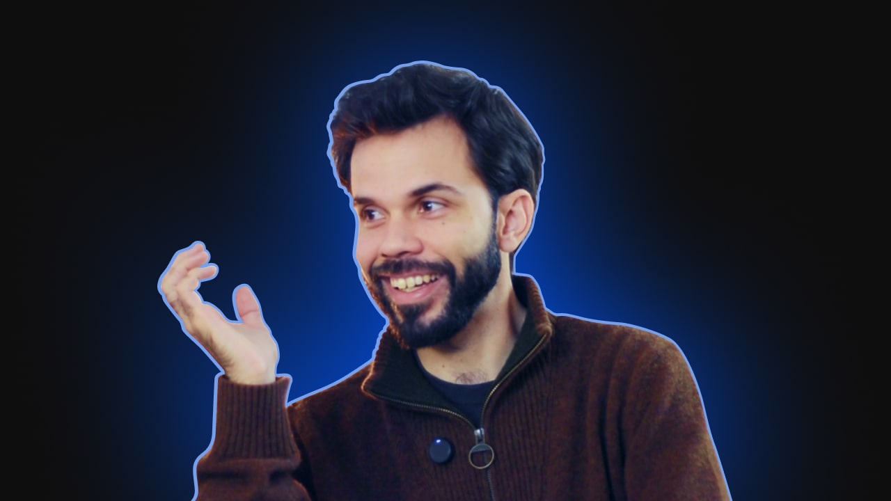 Carlos Alonso gesticulando mientras explica conceptos de Inteligencia Artificial durante la grabación del episodio Parte 2 del podcast B4F #36, sobre fondo oscuro con halo azul.