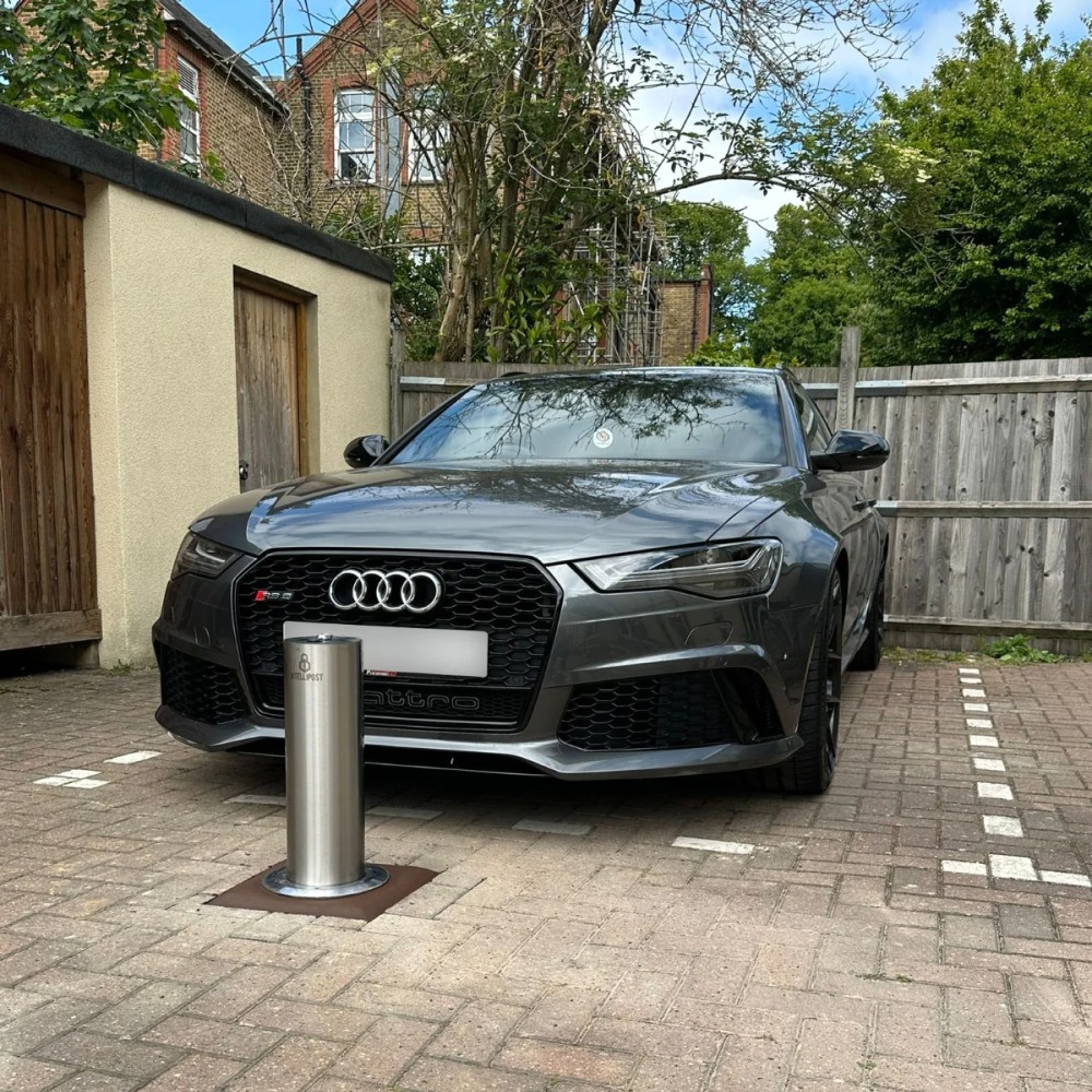 Automatic bollard protecting audi