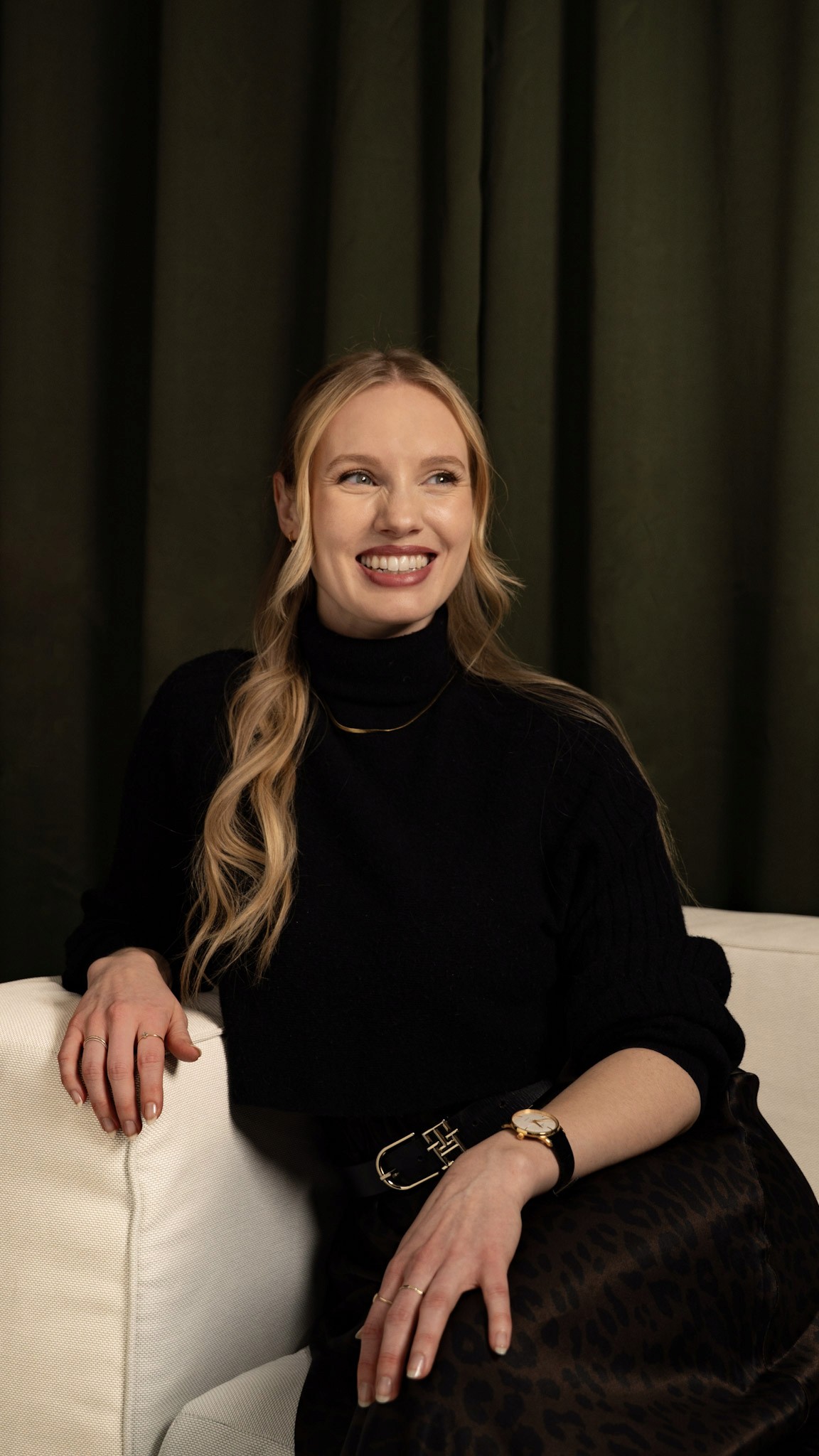 Sandrine de Vries, Gründerin von recruitable.tech, lächelt in die Kamera