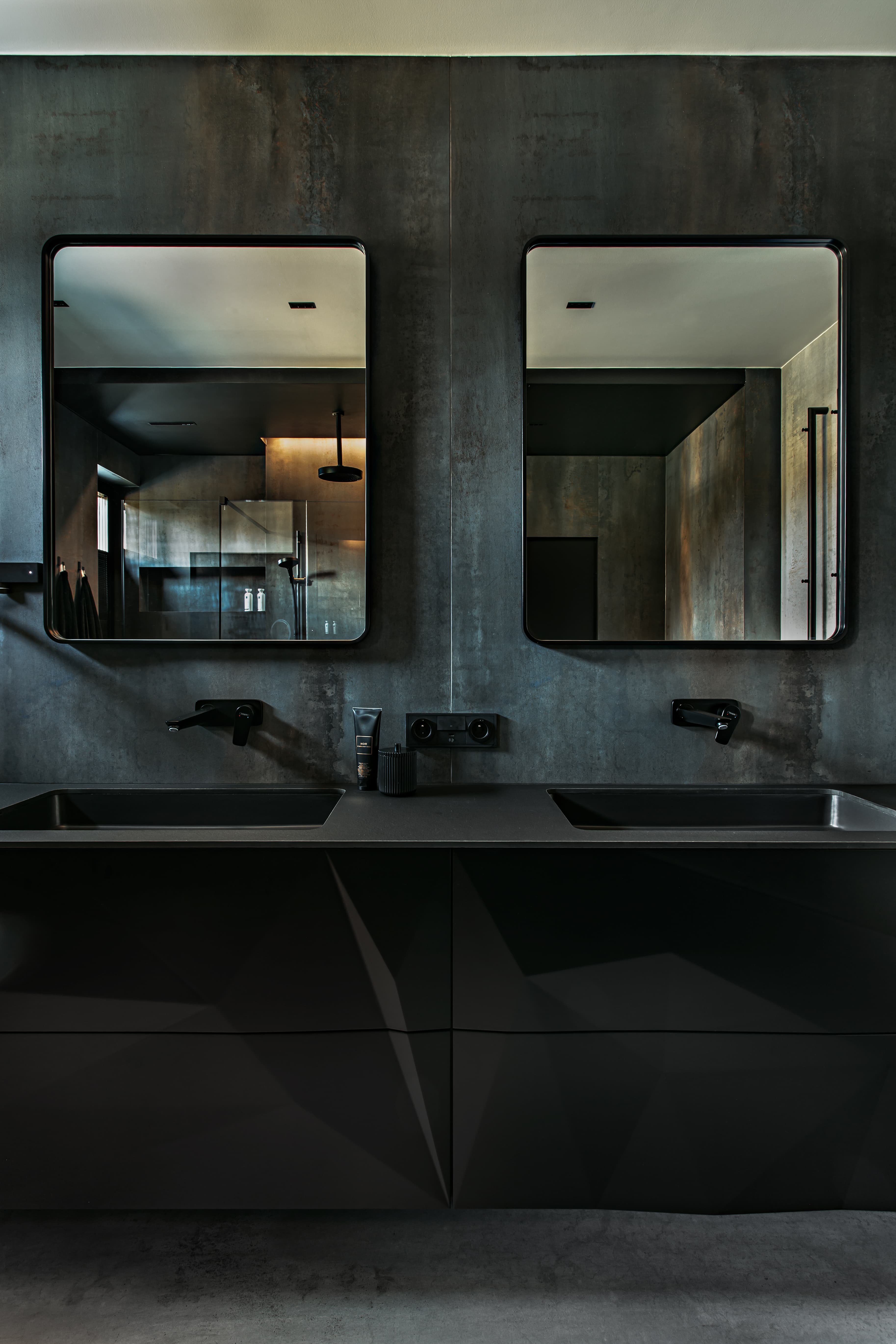 dark bathroom design