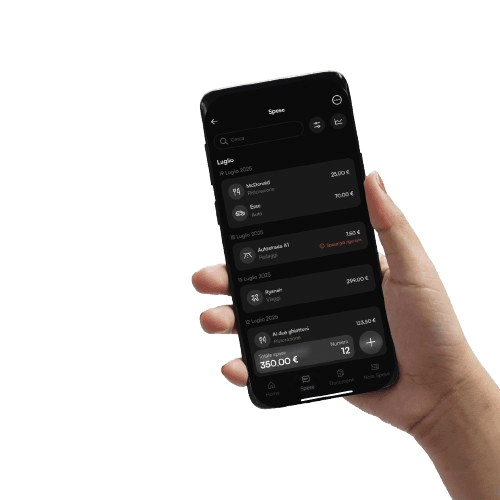 Una mano bianca tiene in alto un cellulare, mostrando una pagina dell'app di Fees.