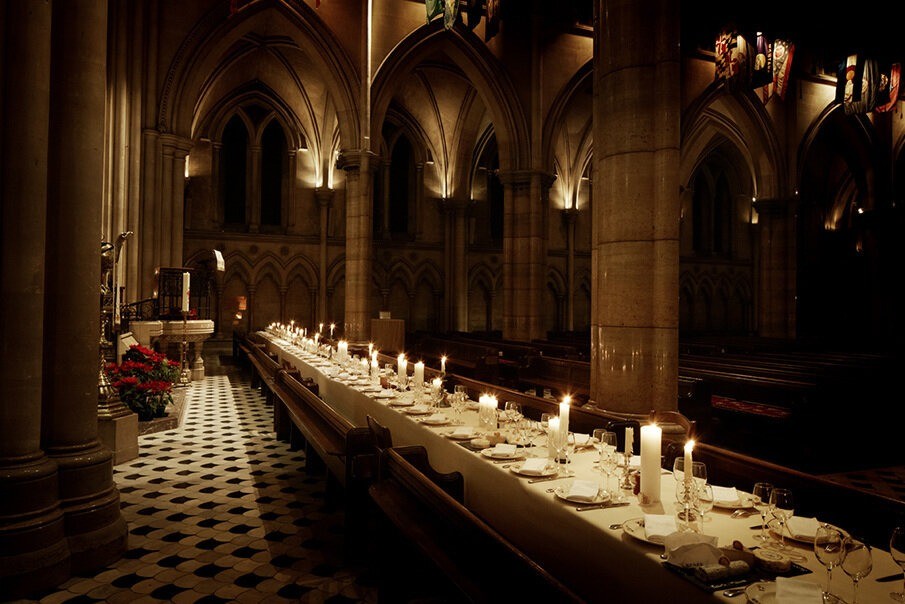 Dîner assis ambiance poudlard à la cathédrale américaine