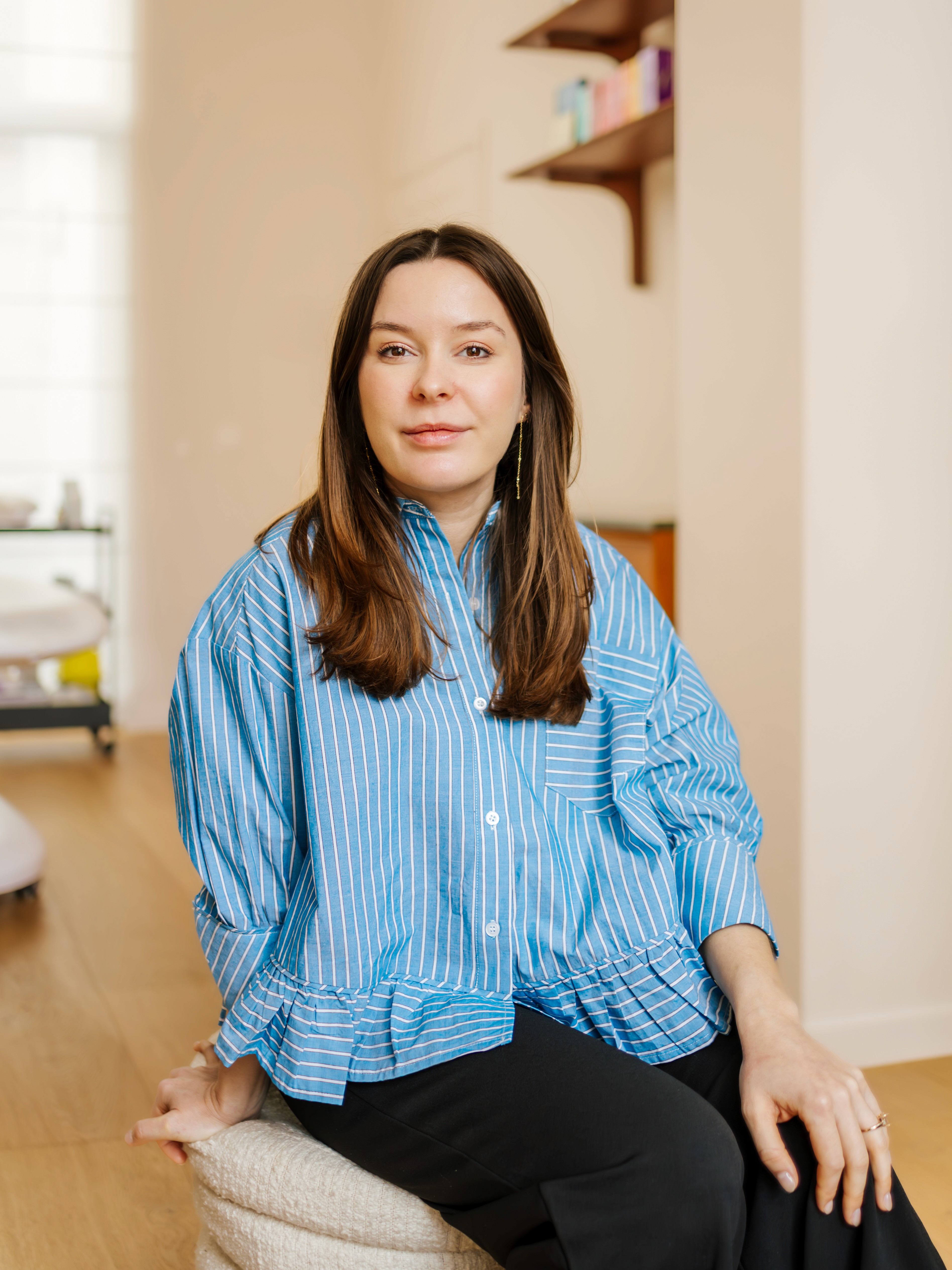 Dr. Louise Cuveele zit in haar thuispraktijk.