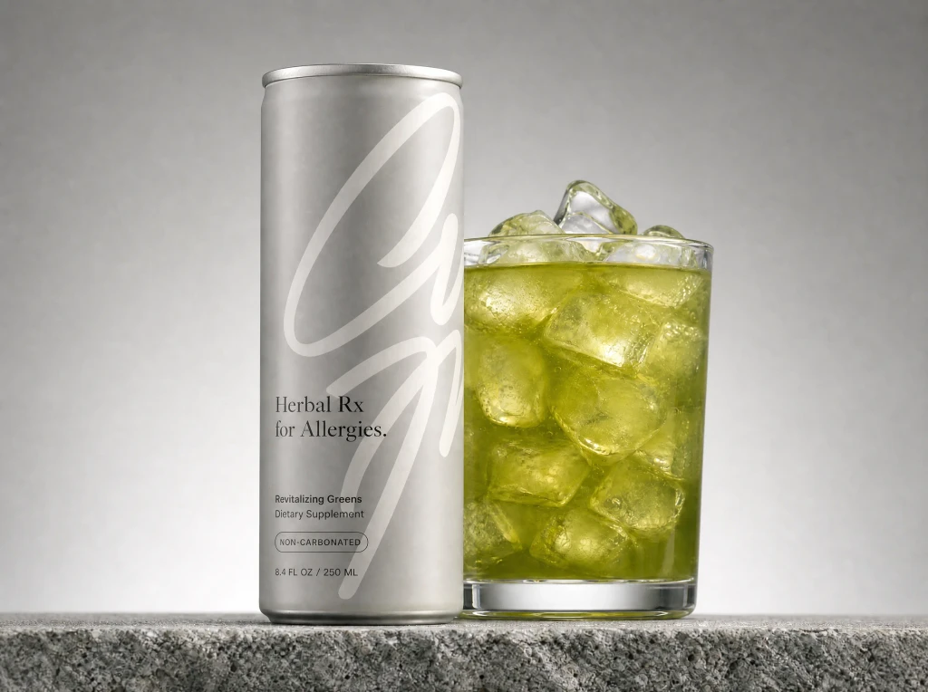 Getränkedose neben einem Glas mit grünem Eisgetränk