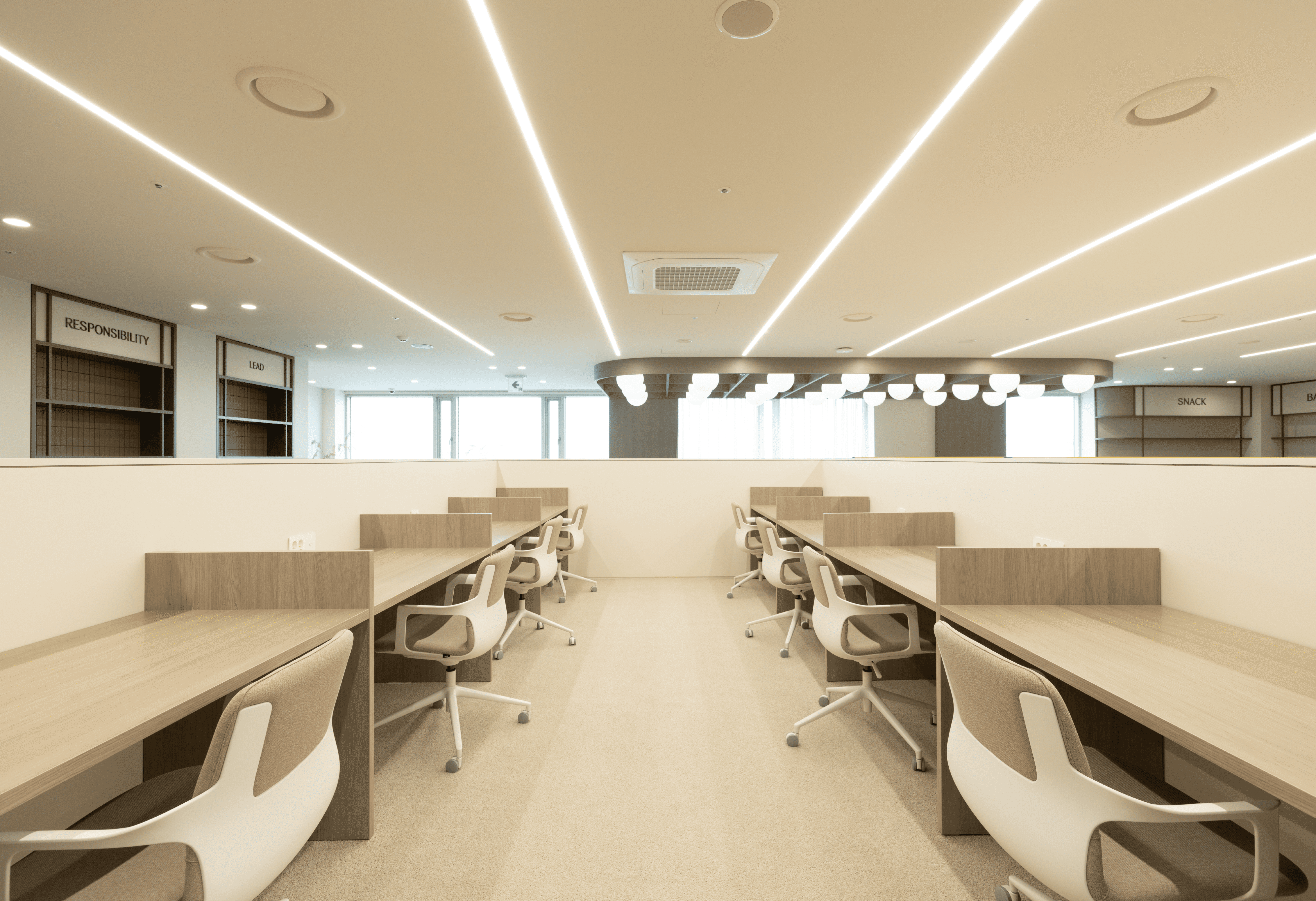 정면과 옆으로 보이는 반벽의 높이를 통일해 정돈된 느낌을 주는 집중 업무 공간