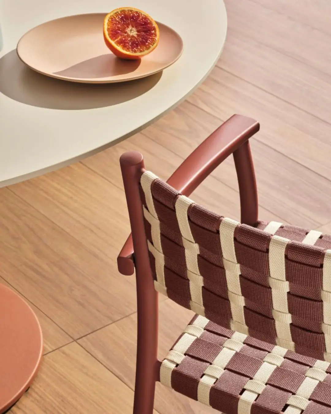 Silla con reposabrazo de la coleccion Nuova Guinea diseñada por Cazzaniga Mandelli Pagliarulo para Pedrali