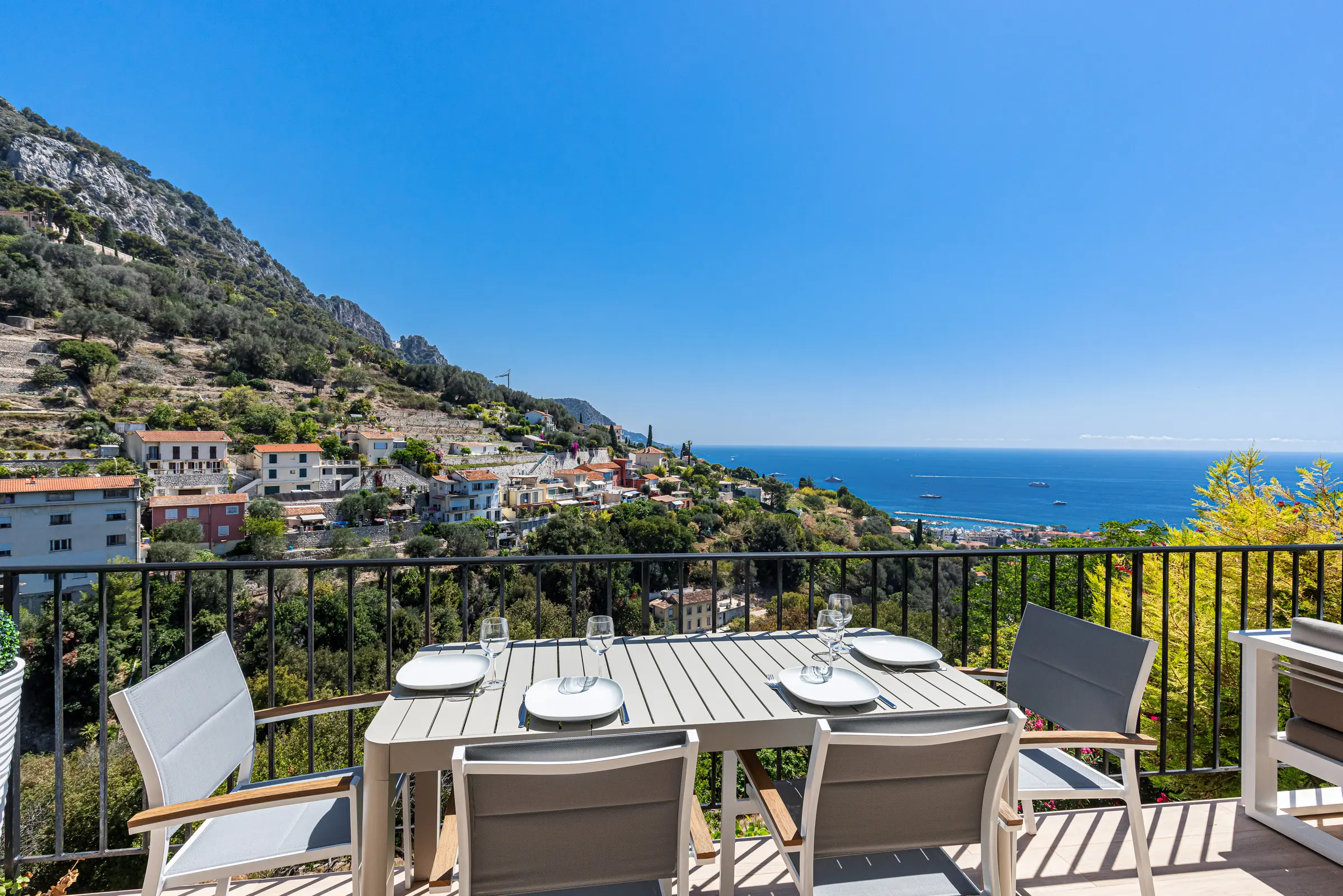Photographie d'une terrasse ensoleillée vue mer.