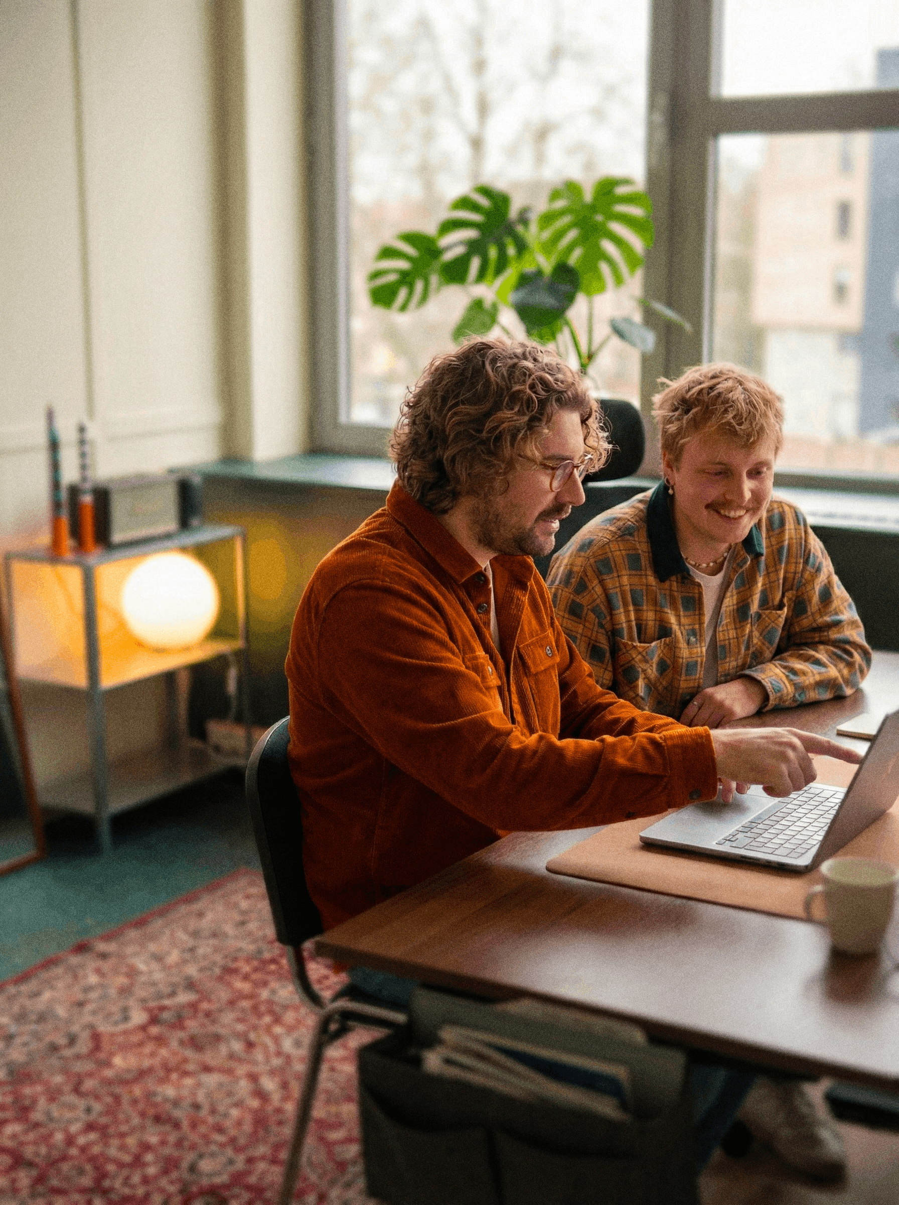 Melvin et Jules, cofondateurs de l'agence Buddy, experts en stratégie Social Media dans leurs bureaux à Lille.