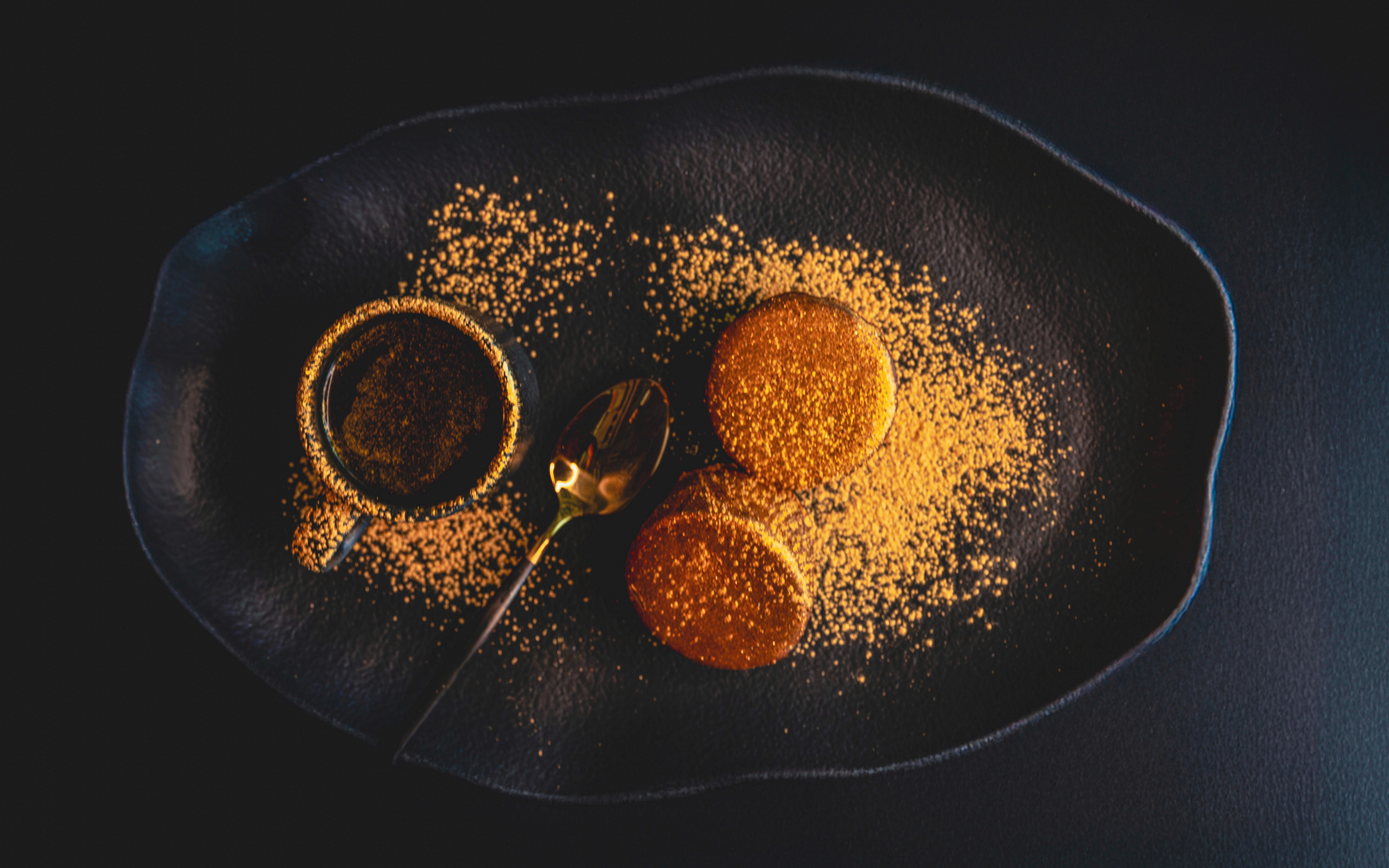 Bakverk toppet med hakkede jordbær på Sky 52 Restaurant, Sky View Observatory, Dubai.