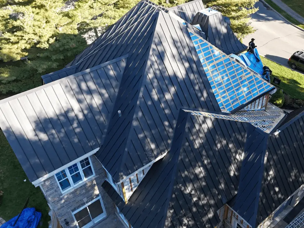 Installateur certifié de Toiture Métallique Montréal alignant un panneau d'acier sur le double lattage ventilé »