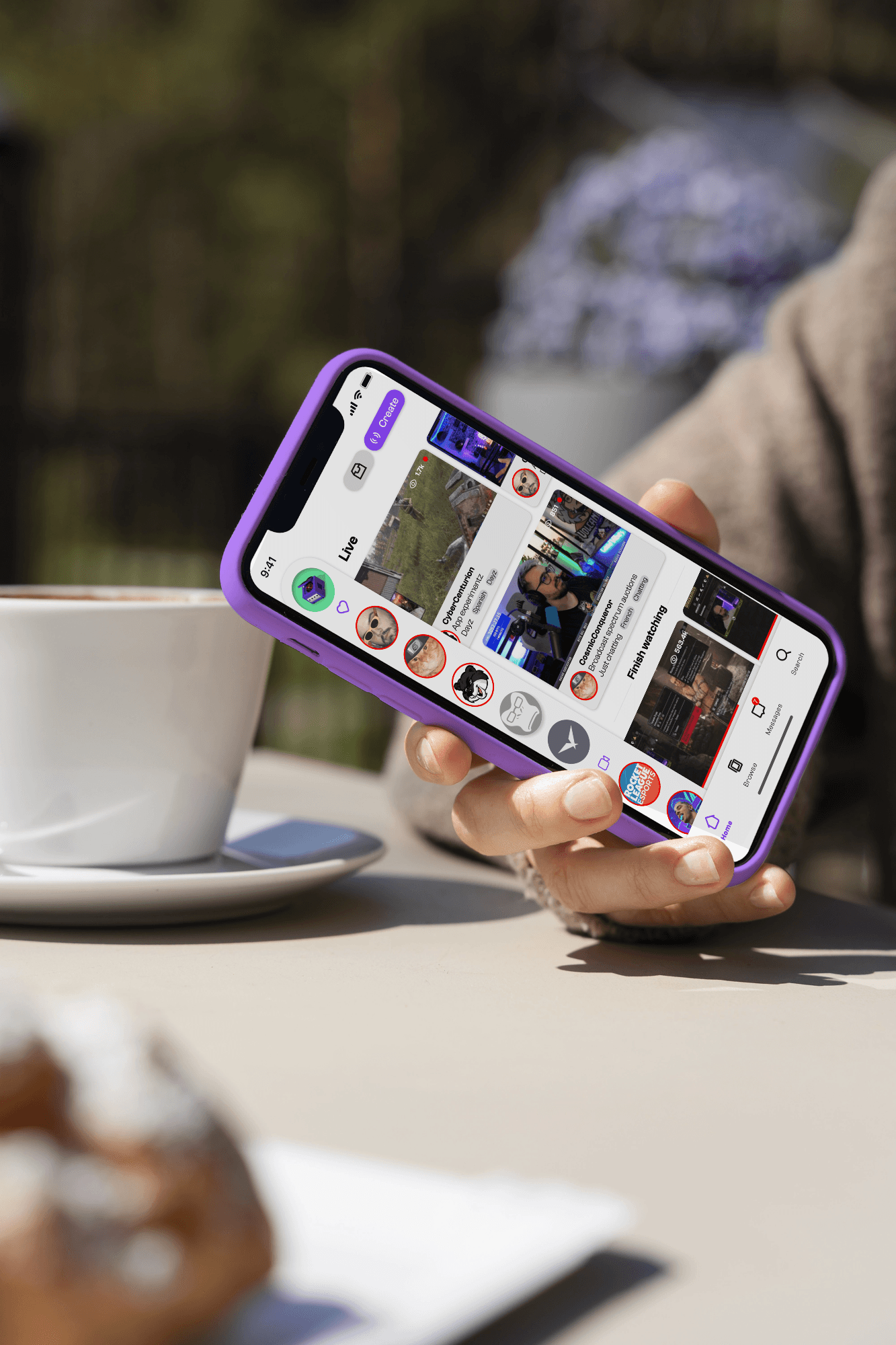 Un téléphone portable tenu par une main et affichant la page d'accueil de l'application mobile Twitch