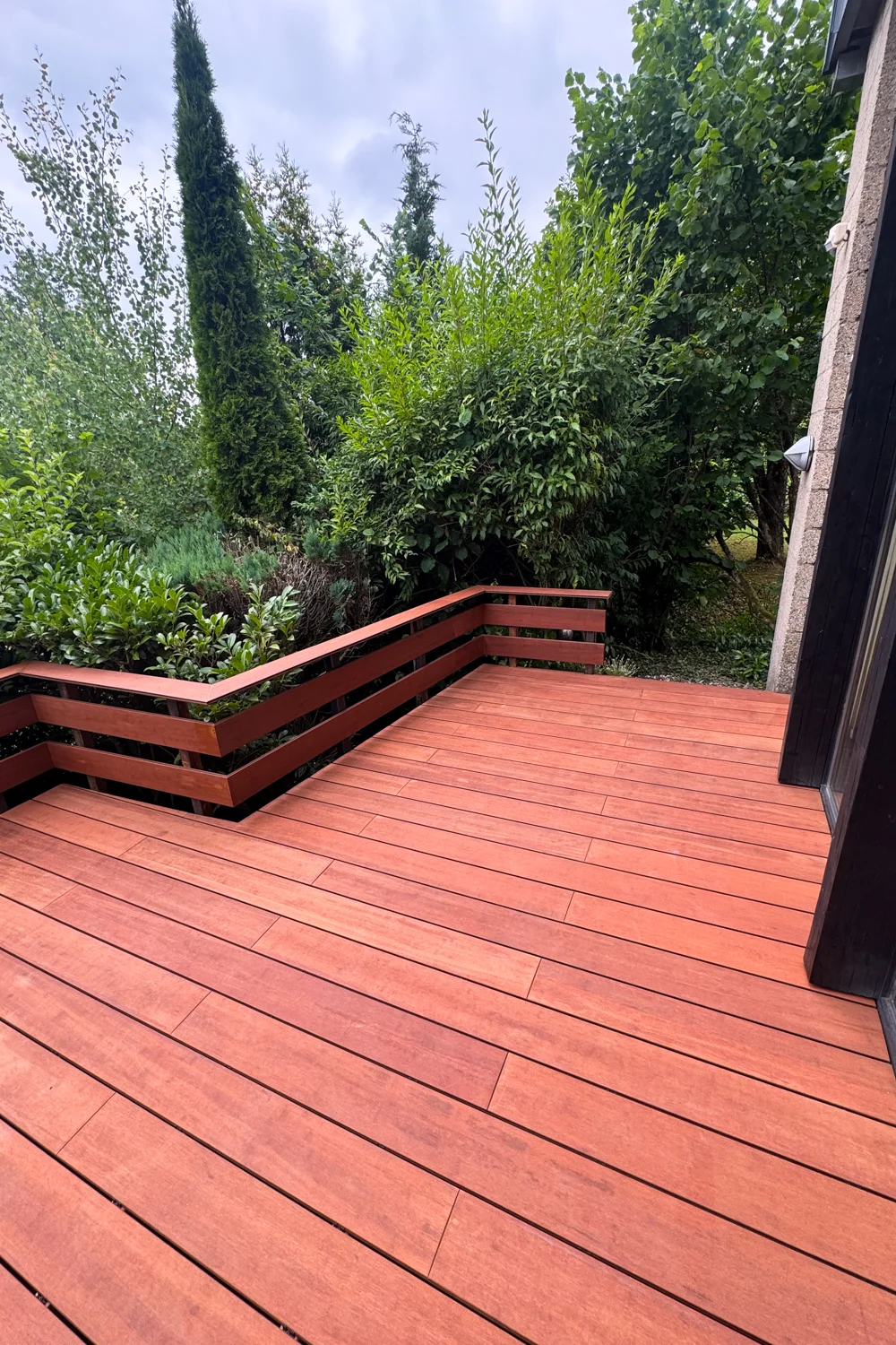 Holzterrasse mit Geländer und mehreren Ebenen