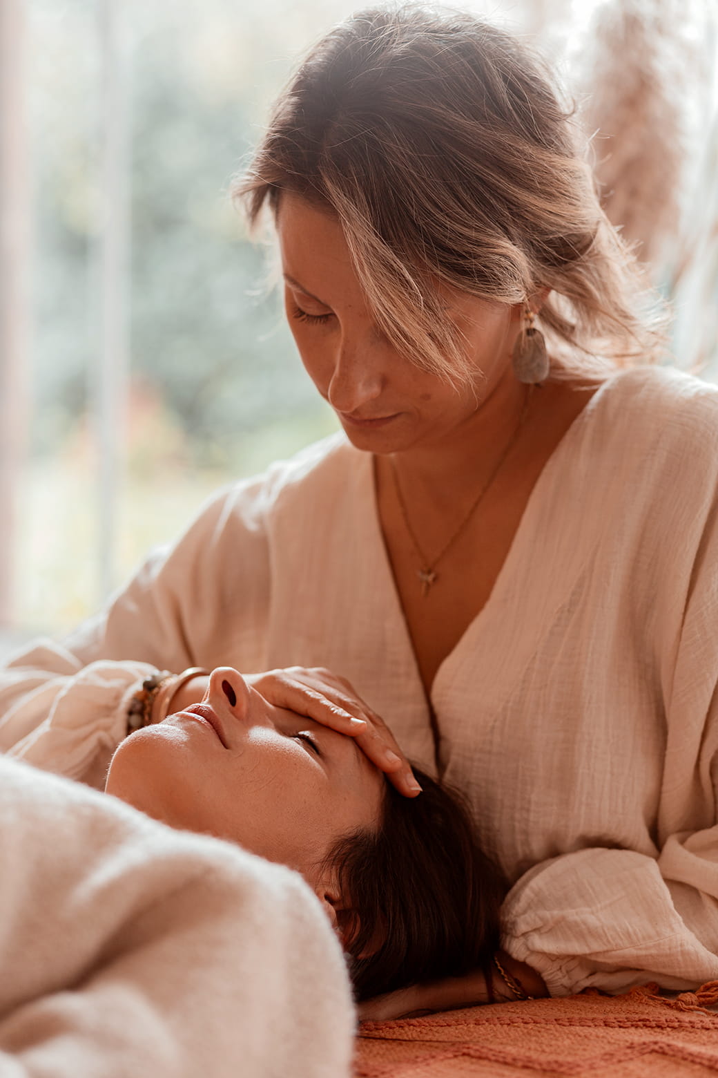 Portrait de Coralie Habrard, kinésiologue à Alixan, souriante et accueillante dans une ambiance chaleureuse et naturelle