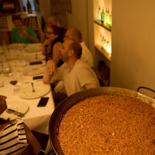 在巴塞罗那的埃尔伯恩著名餐厅享用传统加泰罗尼亚风味的海鲜意面。