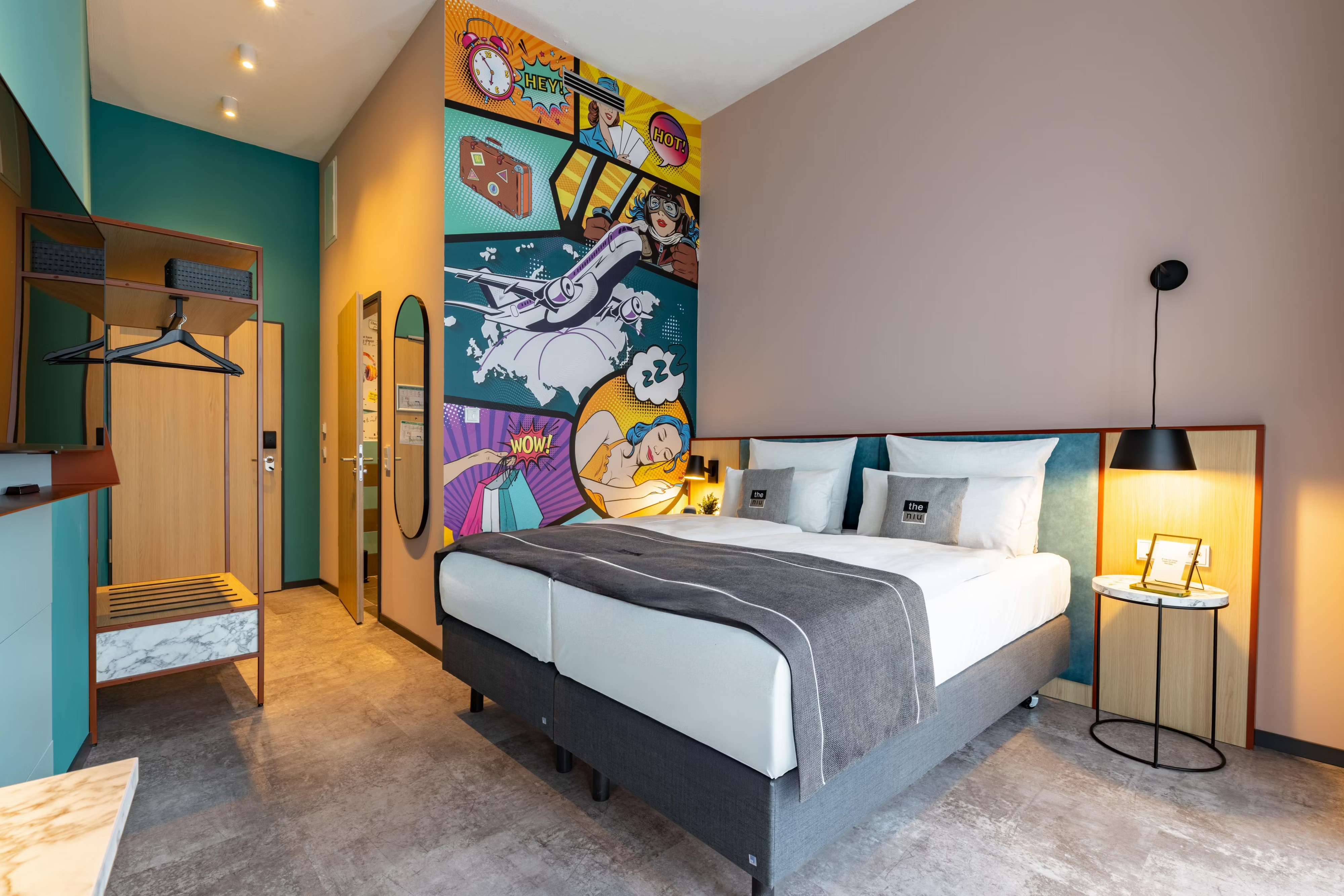 Modern gestaltetes Hotelzimmer als Referenz für hochwertigen Innenausbau. Ihr Generalunternehmer für den schlüsselfertigen Innenausbau von Hotels und Apartments.