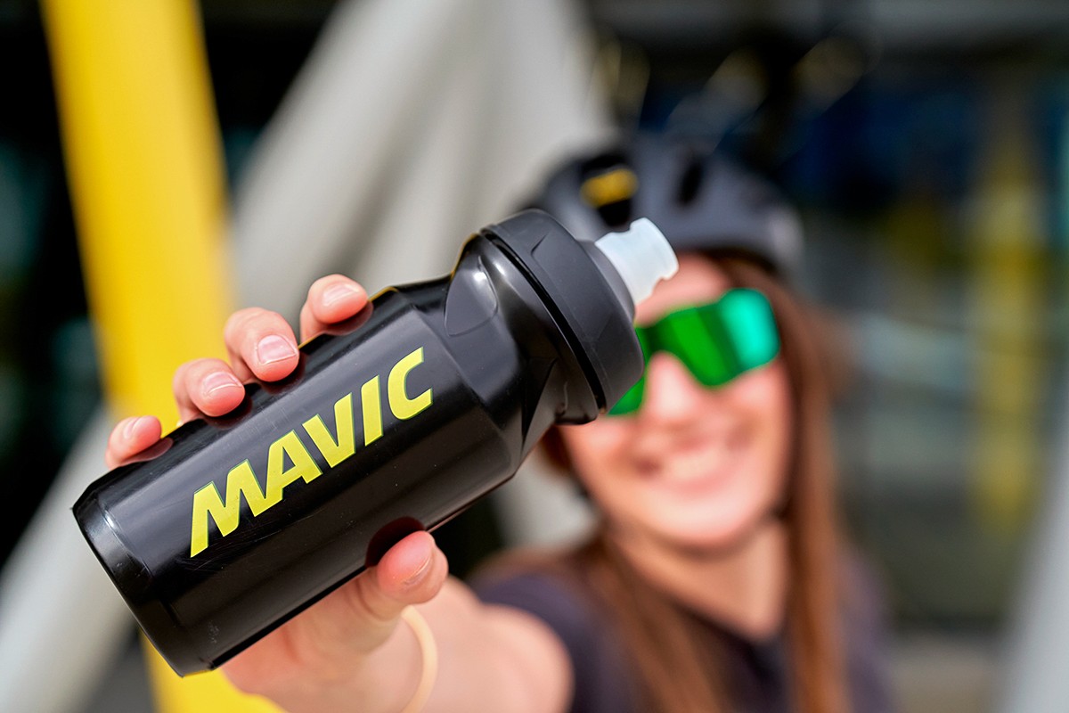 Photographie commerciale lifestyle avec femme montrant un bidon de vélo 1