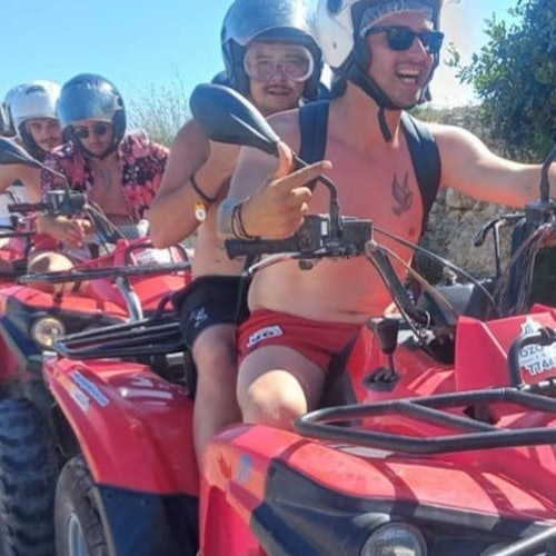 Клієнти насолоджуються квадроциклетним туром