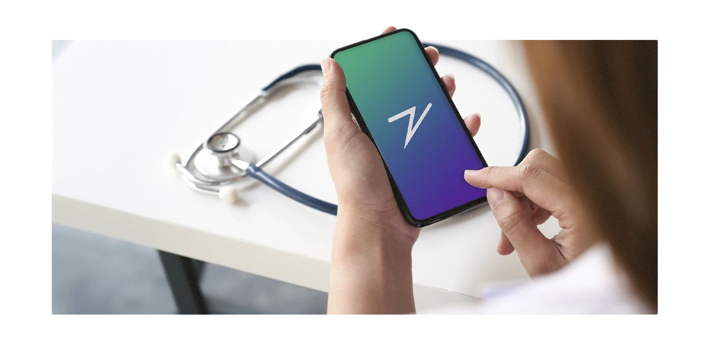 Médica segurando um celular com o símbolo de Zapper