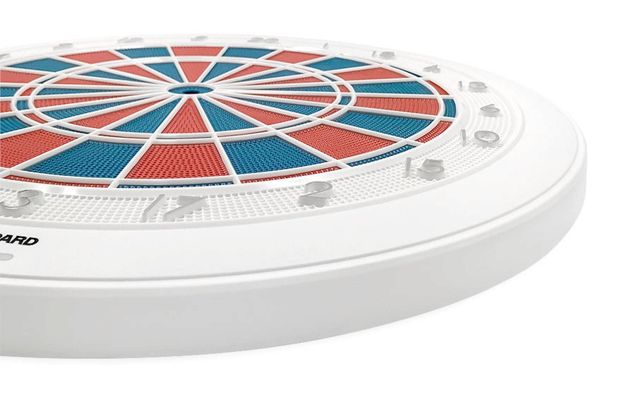 The GRANBOARD132 features a sleek and thin bezel as well as blue and red segment colors like European boards.
schlanke Lünette mit blauen und roten hochwertigen Segmenten. Il GRANBOARD132 presenta una cornice elegante e sottile e colori dei segmenti blu e rossi come le schede europee. Il GRANBOARD132 presenta una cornice elegante e sottile e colori dei segmenti blu e rossi come le schede europee. Le GRANBOARD132 présente une lunette élégante et fine ainsi que des couleurs de segment bleu et rouge comme les planches européennes