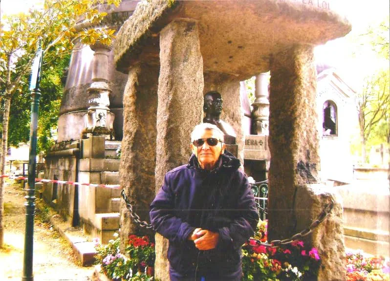 Homem em visita ao túmulo de Allan Kardec no Cemitério Père-Lachaise em Paris