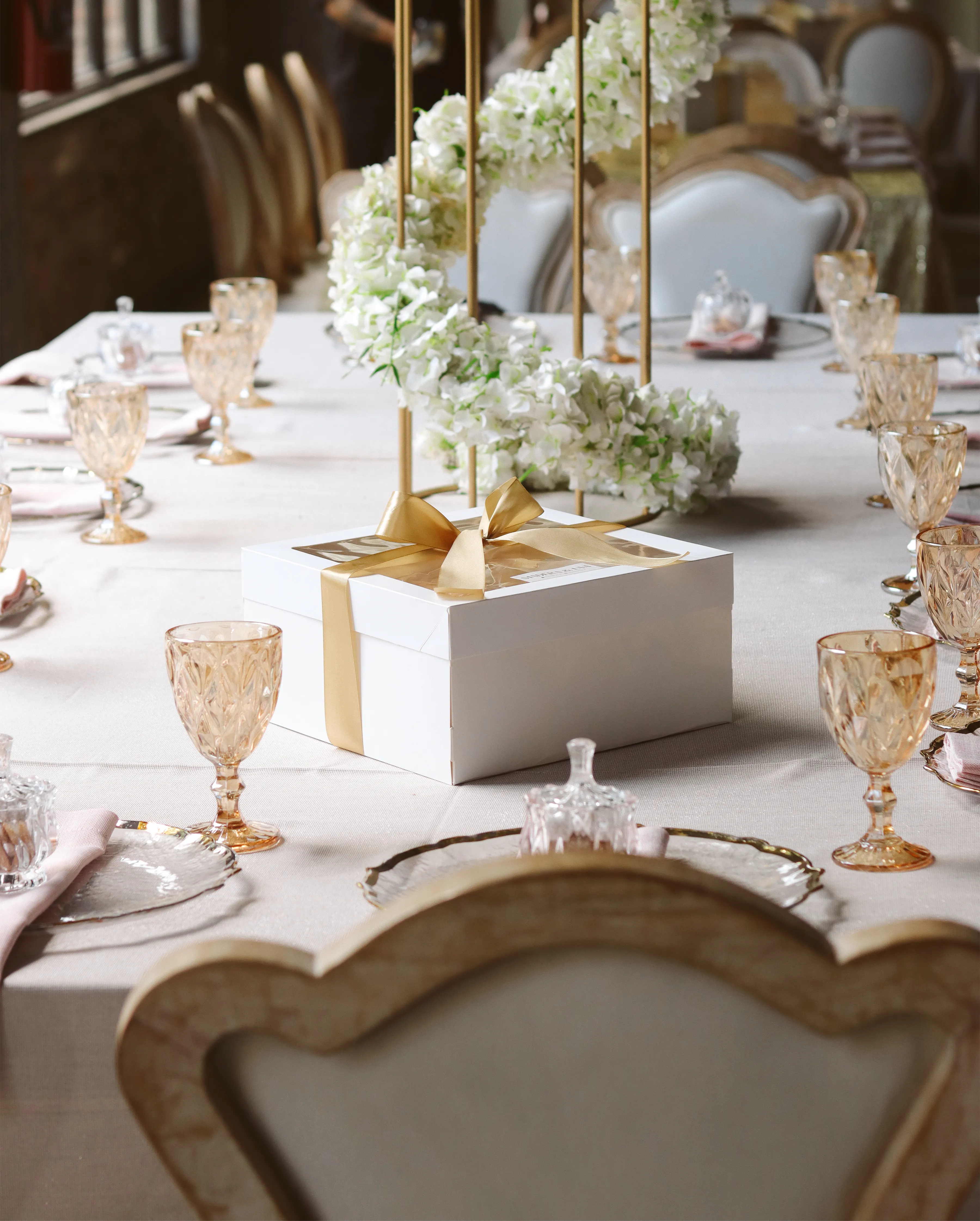 Mesa de evento decorada con flores blancas y copas de cristal