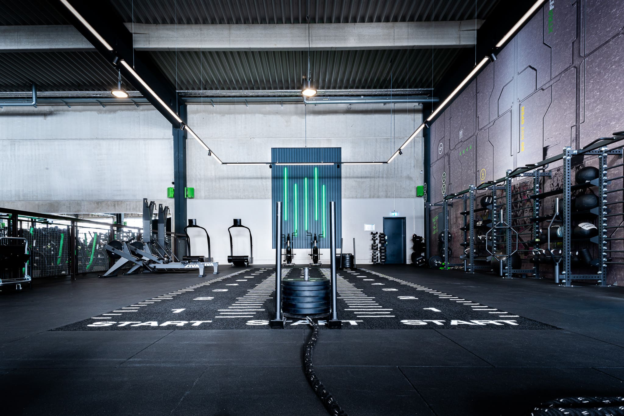 Functional-Bereich im XTRAFIT Köln-Ossendorf mit SkiErgs, Ruderergometer, Airbikes, Wallball-Stationen und Kettlebells.