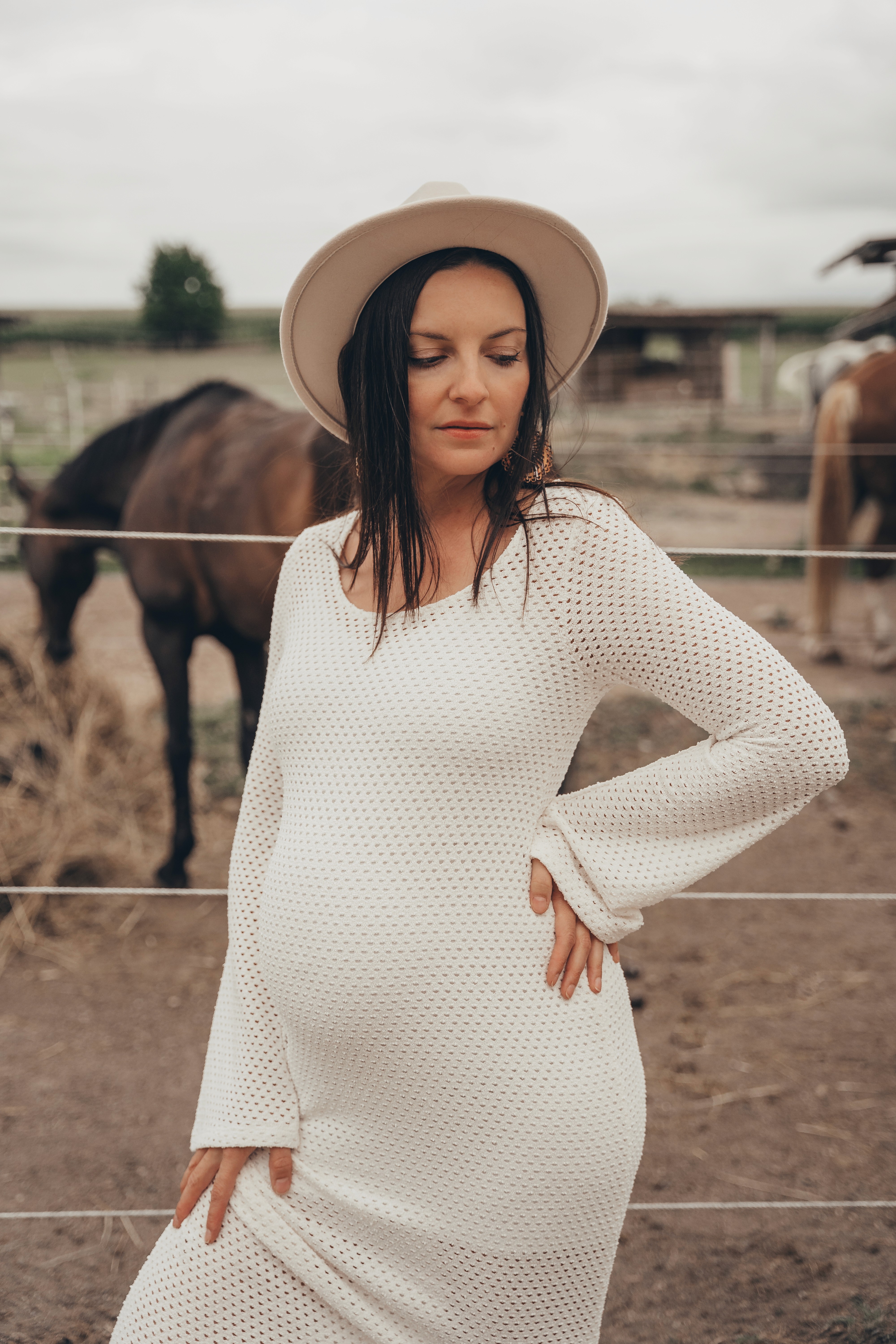 Portraitfotografie Outdoor in Bogen, Niederbayern – emotionale Frauenporträt Aufnahme auf dem Land.  