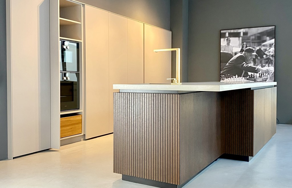 STRIPE Lamellenküche von FABER & SÖHNE Stuttgart