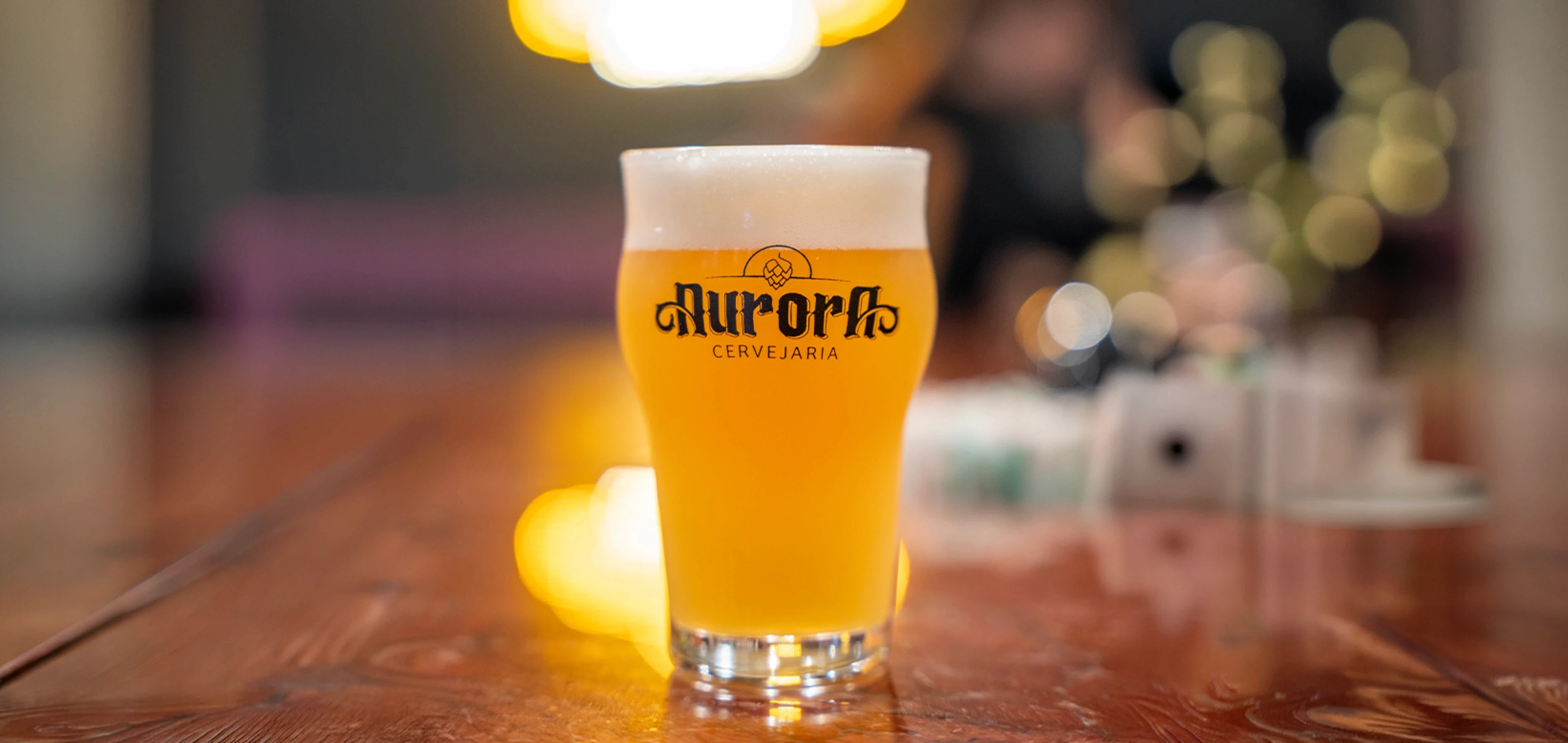 Tanques de fermentação iluminados da Cervejaria Aurora