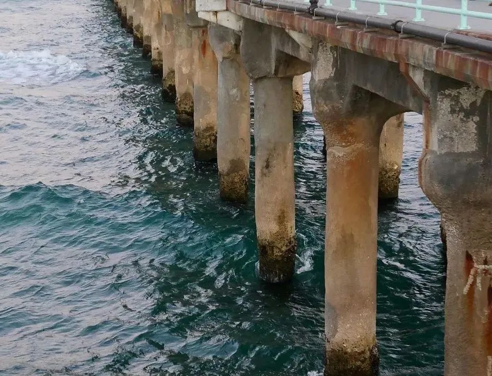 Seawater erosion of the bridge